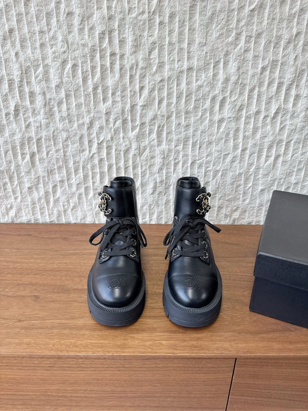 Las nuevas botas cortas con cordones y suela gruesa de otoño e invierno Chanel Xiaoxiang 25ss son la serie de…