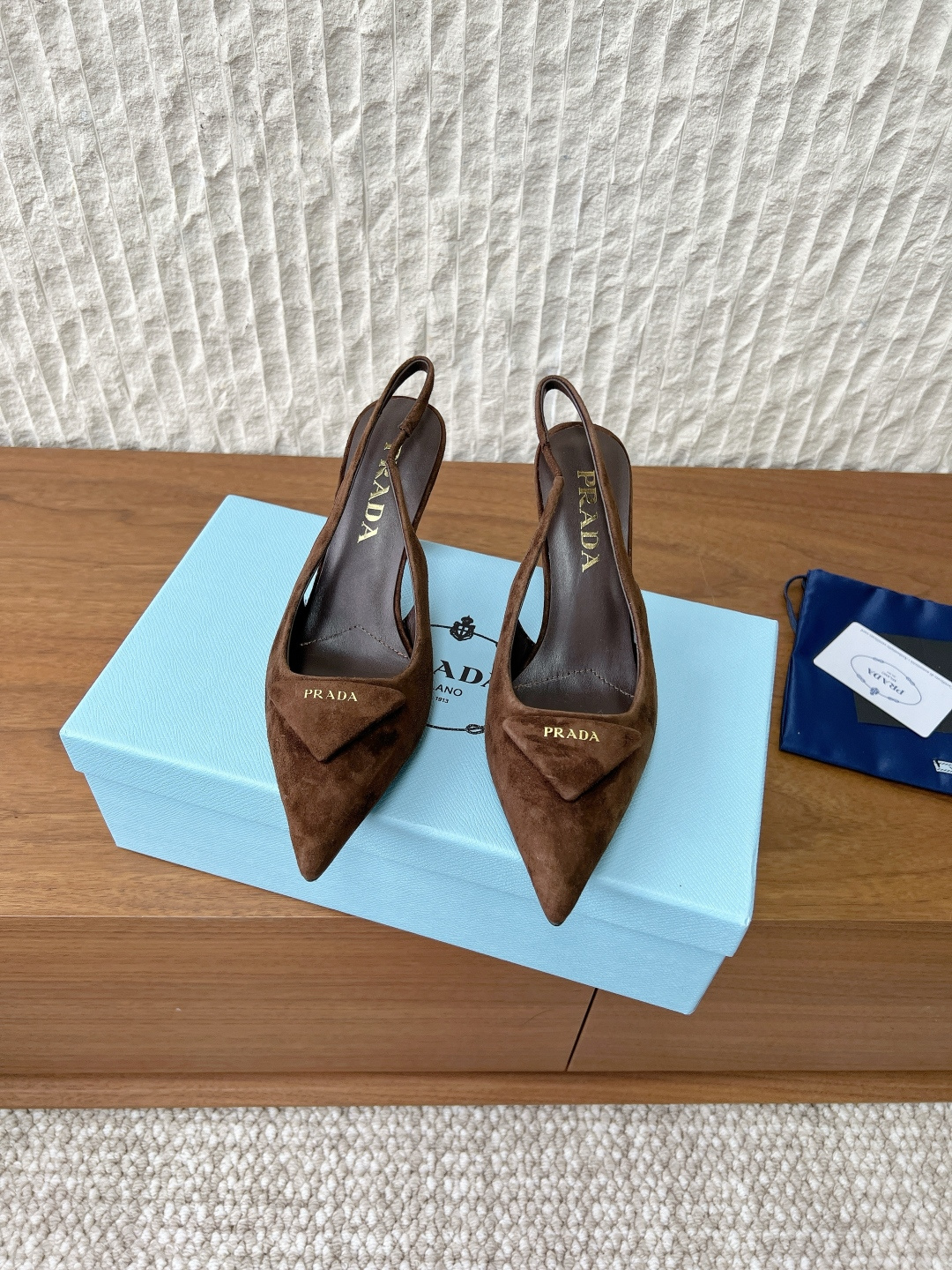 NO:577108,G286 Prada Prada 25ss new autumn and winter triangle logo high heels sandals These high heels are equipped with a comma heel, and the shoes reinterpret Prada's past design elements. The rubber sole surrounds the upper, creating a mixed shoe shape that combines a soft pointed silhouette and sports elements. The upper is made of original imported Yangjing, and the lining is sheepskin. The heel height is 7.5cm. The sole is original custom-made leather outsole.  size35-39 (34.40.41 customization is not returnable), high heels and sandals, prada, prada, sandals, high heels, sheepskin, sheep, Leather soles19860909G286 Prada 普拉达 25ss秋冬新款 三角标 高跟鞋 凉鞋 这款高跟鞋配有逗号跟,鞋履重释Prada往昔的设计元素 用橡胶鞋底环绕鞋面,营造出融柔美的尖头廓形和运动元素于一身的混搭鞋型. 鞋面采用原版进口羊京 内里垫脚羊皮 跟高7.5cm 鞋底原版定制真皮大底 size35-39（34.40.41定制不退换）,高跟鞋凉鞋,prada,prada,sandals,high heels,sheepskin,sheep,Leather soles,Women's Shoes