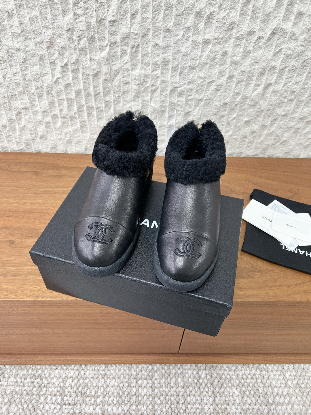 NO:577207,G081 Chanel Xiaoxiang 25ss new autumn and winter snow boots and shoes. This is simply a 'small heater' for walking in winter. I heard that this year is a cold winter, so you must prepare a cold-proof weapon ~ It is very warm and comfortable, and it is also very tolerant to your feet!  The entire last is very delicate and not bloated at all. The upper is made of original imported Australian wool/cow suede. The lining is made of wool. The sole is original customized rubber outsole. Size35-39 (40.41, custom-made is non-refundable), half-slip snow boots, chanel, boots.19860909G081 Chanel 小香 25ss秋冬新品 雪地靴 单鞋 这款简直就是冬日行走的“小暖炉” 听说今年是冷冬 御寒神器一定要备好呀～ 很暖和很舒服 对脚的包容度也超好哒！ 整个楦头非常秀气一点都不臃肿 鞋面采用原版进口澳洲羊毛/牛反绒 内里垫脚羊毛 鞋底原版定制橡胶大底 Size35-39（40.41 订做不退换）,半拖雪地靴,chanel,boots,Women's Shoes