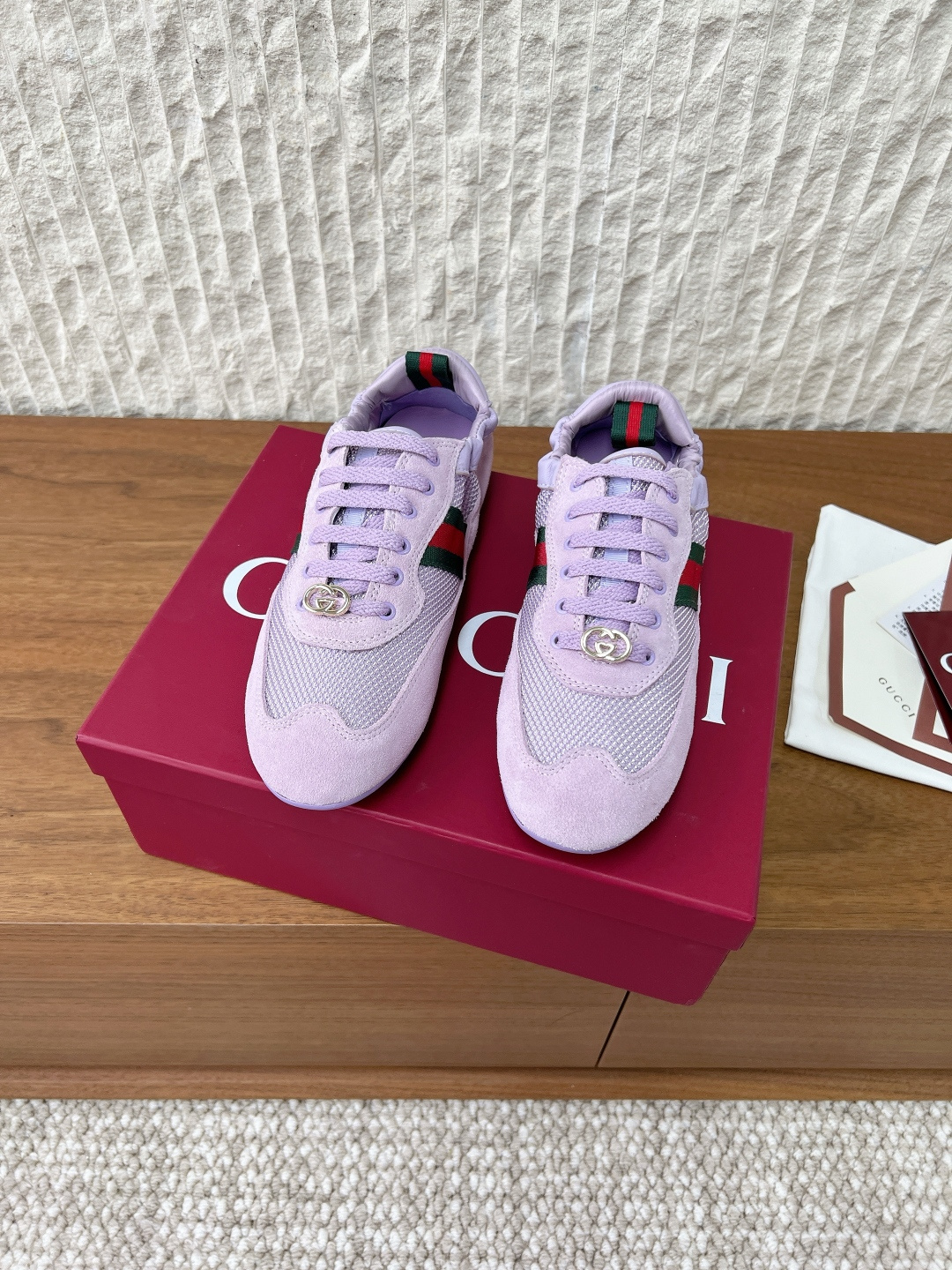 NO:578025,G100 Gucci Gucci 26ss spring and summer new style flat moral training shoes sports shoes. The lightweight design reinterprets sports style. The neat silhouette adds a sense of freedom and highlights the exquisite texture when moving. The webbing details are like an endless ribbon running through the entire design, and the side stitching details add the finishing touch. The upper is made of original imported suede splicing/breathable mesh, the lining is sheepskin, and the sole is original custom rubber outsole.  Size35-39 (40 customized, non-refundable), casual shoes/sports shoes, gucci, sneakers, sheepskin, chamois leather19860909G100 Gucci 古奇 26ss春夏新款 平底 德训鞋 运动鞋 轻盈设计焕新诠释运动风尚. 利落廓形更添自在本色,行动间彰显精致质感. 织带细节宛如一道延绵不绝的饰带贯穿于整个设计,侧边缝线细节增添点睛之笔. 鞋面采用原版进口麂皮拼接/透气网 内里垫脚羊皮 鞋底原版定制橡胶大底 Size35-39（40定做不退换）,休闲鞋/运动鞋,gucci,sneakers,sheepskin,chamois leather,Women's Shoes