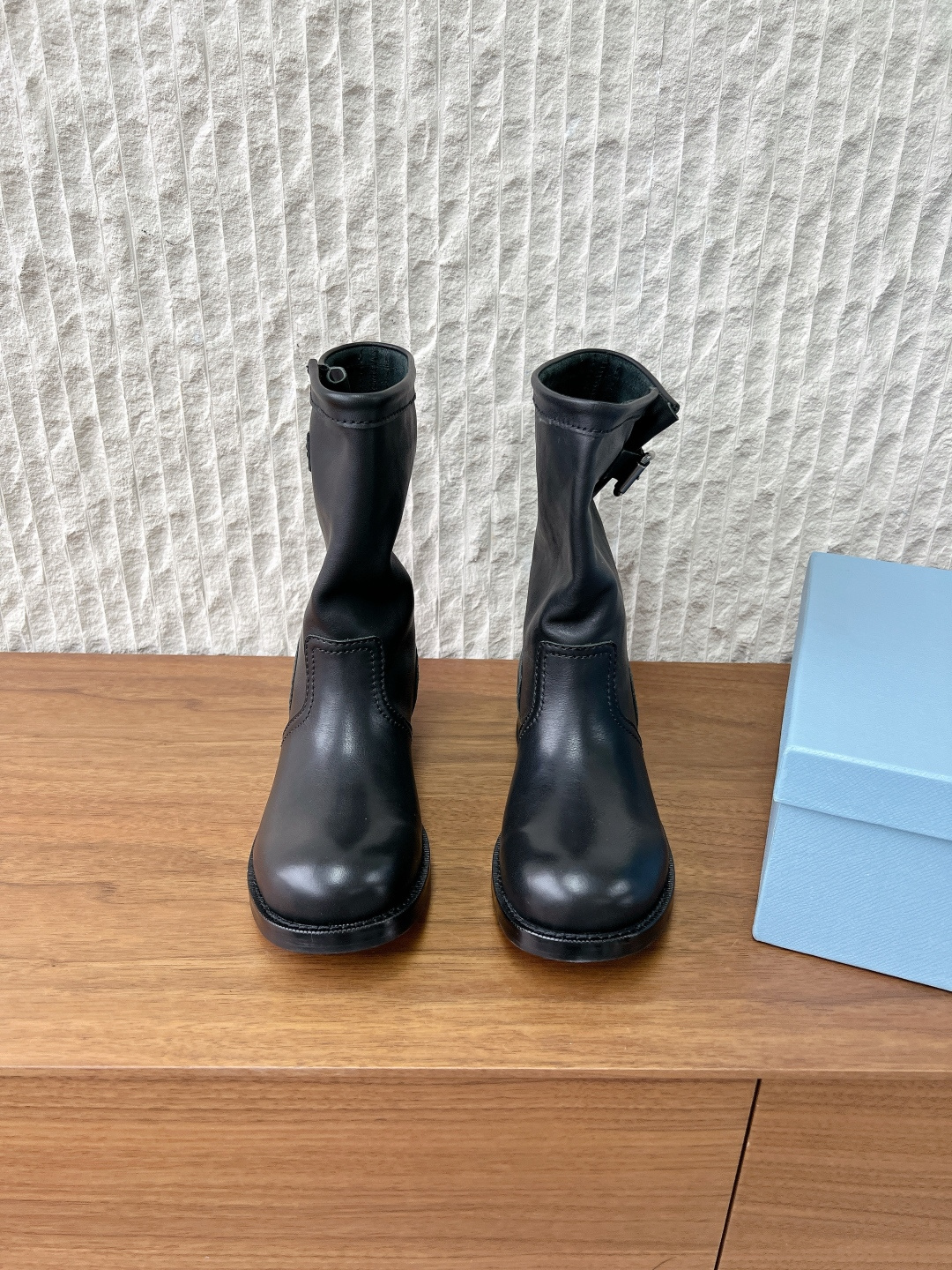 NO:578019,G100 Prada 25ss new autumn and winter retro western cowboy boots, fashionable motorcycle Martin boots, unique taste, everyone loves and easy to control, and it is popular every year. There is also a versatile classic shoe last, which is enough to conquer you. Wear it, increase your height and leisure, it is simple and handsome, soft and delicate, and the foot feels comfortable. The upper is made of original imported calfskin, the lining is sheepskin, and the sole is an original customized Italian leather outsole/rubber outsole combination.  Size35-40 (40 orders are not returnable), boots, prada, prada, boots, cowhide, sheepskin, Leather soles19860909G100 Prada 普拉达 25ss秋冬新款 复古 西部牛仔靴 时尚机车马丁靴,独到味道,人人都爱也轻松驾驭 每年都会爆.还有就是百搭经典的鞋楦,足以征服你,穿上它,增高休闲两不失误,上脚简单帅气,柔软细腻,脚感舒适 鞋面采用原版进口小牛皮 内里垫脚羊皮 鞋底原版定制意大利真皮大底/橡胶大底组合 Size35-40（40订做不退换）,靴子,prada,prada,boots,cowhide,sheepskin,Leather soles,Women's Shoes