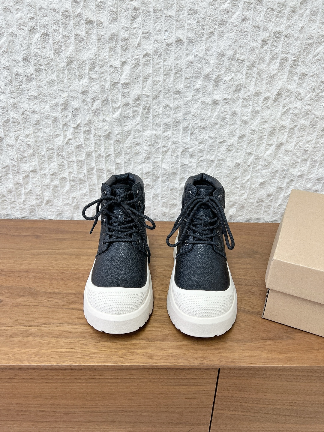 NO:578013,(Men's code) G767 UGG niche trendy brand Tasman Weather Hybrid couple's lace-up snow boots. The classic Tasman shoe style for men and women is added with a large orange sole functional color contrast design. The environmentally friendly waterproof and snowproof material has both fashionable and functional attributes. At the same time, it is paired with the new UGG Keen furry color-blocking jacket. Bright orange and maroon collide to create a new light outdoor style and open up a new travel experience in early autumn! Using the best materials, the 17mm fur integrated surface is warmer and breathable. The upper is made of original imported cowhide.  The lining is made of wool and the outsole is made of original customized EVA foam outsole Size 35-44 (women's size 40, men's size 45 is custom-made and non-returnable), boots, boots, jackets & coats, cowhide19860909（男码）G767  UGG 小众潮牌 Tasman Weather Hybrid 情侣款 系带 雪地靴 男女同款经典Tasman鞋型之上加入大橘底机能撞色设计,环保防水防雪材质兼具时髦与功能属性 同时搭配全新UGG基恩毛茸拼色夹克亮橘与栗色碰撞出轻户外新风格打开早秋出行新体验! 使用优选材质,17毫米皮毛一体表面更温暖透气 鞋面采用原版进口牛皮 内里垫脚羊毛 大底采用原版定制EVA发泡大底 Size35-44（女码40,男码45定做不退换）,靴子,boots,jackets & coats,cowhide,Women's Shoes