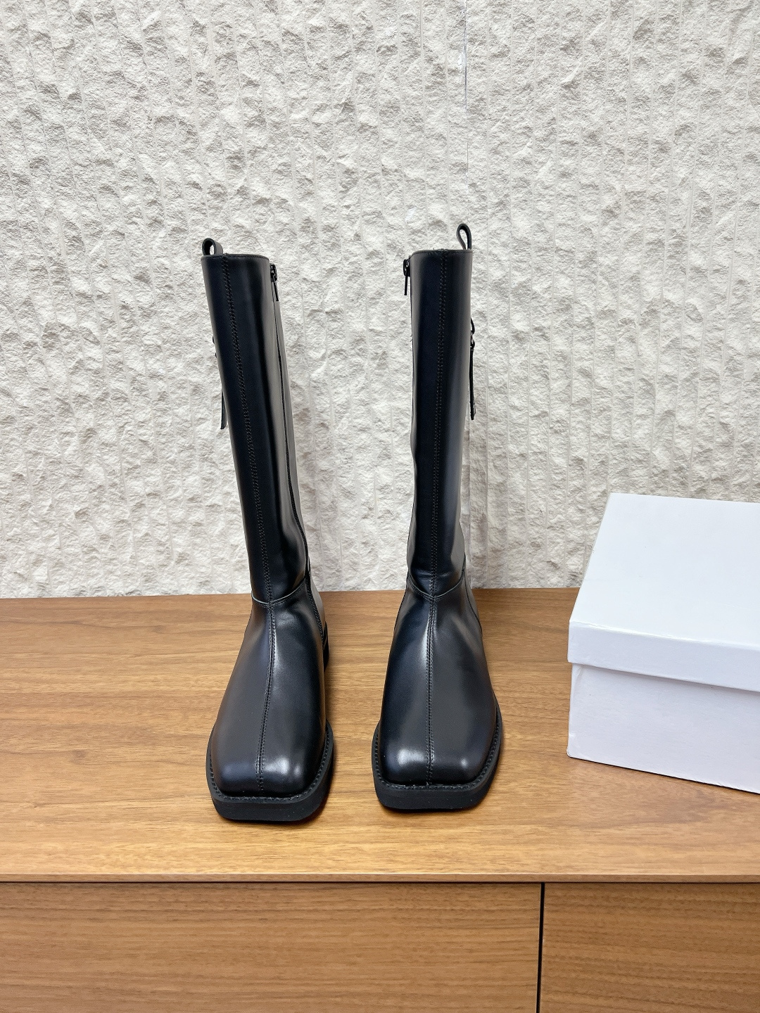 NO:578002,G279 MaisonMargiela Maison Margiela 25ss new fall and winter split-toe high boots are coming!  It smells so beautiful and colorful, and the girly feeling comes over your face!  A fashion item not to be missed. Simple and stylish beauty. A must-have item. Fashionable age-reducing tool. Casual and genuine feeling. Simple and advanced design. Incorporates the unique logo of MM6 while satisfying daily leisure and vacation. Versatile. Genuine Bashi Italian leather outsole. Split design. Original and consistent materials. Standard original order. Please look for our high-quality goods. Upper cowhide leather. Lining cowhide outsole. Original imported foam outsole.  Size35-39 (40 customized, non-refundable), boots, masion margiela, masion margiela, boots, cowhide, Leather soles19860909G279 MaisonMargiela 马吉拉 25ss 秋冬新款 分趾高筒靴 火爆来袭！太香了靓丽多彩少女感扑面而来！不容错过的时尚单品 简单又有格调的美 跑量扛把子 必入单品 时尚减龄神器 随性率真的感脚 简单高级的设计 融入MM6独有的标志同时满足日常 休闲渡假 百搭 真心巴适意大利真皮大底 分体设计 原版一致材料 对标原单 请认准咱家高货 鞋面牛皮 内里牛皮 大底原版进口发泡大底 Size35-39（40定做不退换）,靴子,masion margiela,masion margiela,boots,cowhide,Leather soles,Women's Shoes