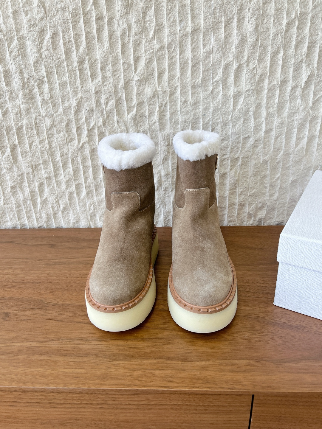 NO:578594,G292 PRADA 25ss new autumn and winter triangle buckle thick-soled fur short boots for women. This thick-soled series is now on the shelves. It has a high export rate in European and American street photos. It is also very popular on Instagram. I adjusted the shoe last for a month to keep the smoothness of the overall line consistent with the original version. It is really attractive. I believe that women with taste will fall in love with it. The PRAD*A series will never disappoint, the goddess's weapon... Fabric: Original custom-made cowhide  Lining: original customized lamb wool Foot: original customized lamb wool Outsole: original open-molded TPU injection-molded bottom leather welt combination Bottom thickness: 4cm Code number: 35-39 (40.41. Customized, non-refundable) Packaging: Original full set of packaging, snow boots, prada, prada, boots19860909G292 PRADA 普拉达 25ss秋冬新款三角扣厚底毛里短靴女 新款上架这款厚底系列,在欧美街拍中出境率超高,ins也是火了一把,调鞋楦都调了一个月整体线条流畅性保持跟原版一致,真的太有魅力了,我相信有品味的女人会看上它,PRAD*A系列一向不会令人失望,女神的利器…… 面料:原版定制牛猄 内里:原版定制羊羔毛 垫脚:原版定制羊羔毛 大底:原版开模TPU注塑成型底真皮沿条组合 底厚:4cm 码数:35-39（40.41.定做不退换） 包装:原版全套包装,雪地靴,prada,prada,boots,Women's Shoes