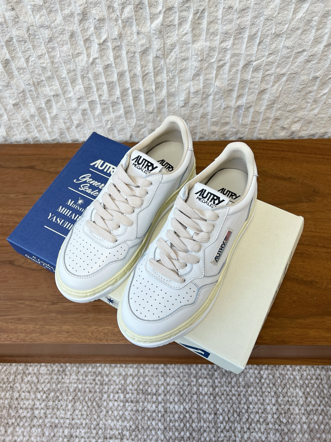 NO:578591,G310 Autry 25ss latest retro couple style dirty white shoes  Each of Autry's shoes has simple lines and restrained detail design. The thick yellow sole and upper label are its classic logos. The design of the toe is also more three-dimensional and not very flat, which makes the whole shoe look very good-looking. The old and yellow sole has a thickness of 3.5 cm, which has a retro flavor, but it is not hard at all. The upper foot is soft and elastic. Our model is made of calfskin fabric. The fabric is soft, comfortable and stylish. It is very comfortable on the foot. It is highly recommended.  Imported calfskin upper, sheepskin pad lining, sole material, natural rubber bottom, Size female 35-40, male 38-45 (female 40, male 45, custom made, non-returnable), casual shoes/sports shoes, sneakers, cowhide, sheepskin19860909G310 Autry 25ss最新款复古 情侣款 脏脏小白鞋 Autry的每一款鞋都有着简单线条和内敛细节设计,厚实发黄的鞋底和鞋面标签带是它的经典标识,鞋头的设计也比较立体,不会很扁,显得整个鞋型都非常好看,做旧发黄的鞋底有3.5厘米的厚度,很有复古的味道,但是一点也不会硬,上脚柔软有弹力,我们这款是小牛皮面料的,面料柔软舒适又很有型,上脚非常的舒适,非常推荐 鞋面进口小牛皮 内里羊皮垫  鞋底材质天然橡胶底 Size女35-40 男38-45（女40 男45订做不退换）,休闲鞋/运动鞋,sneakers,cowhide,sheepskin,Women's Shoes