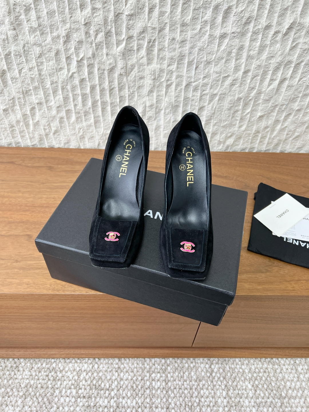 NO:578582,G081 Chanel Xiaoxiang 25K catwalk style, double C lock, large square toe, high heels. When the show lights of the Grand Palais in Paris focus on the toes, this pair of catwalk style large square toes write down the fashion notes of classics and innovations with a neat posture. The iconic large square toe breaks the shackles of tradition and outlines a modern silhouette with stretched lines. The brand's 110 years of high-end genes are integrated into daily walks. Every inch of the arc reveals an effortless sense of luxury.  The metal double C logo is three-dimensionally embedded in the toe, releasing brand recognition with every step. What is even more amazing is the futuristic heel design with multiple mirror reflections or transparent quilted arch structure. The fabric is made of original imported cowhide. The lining is silk sheepskin. The sole is original custom-made Italian leather outsole, size 35-39 (40.41 custom-made, non-refundable), high-heeled shoes, chanel, high heels, cowhide, sheepskin, Leather soles19860909G081 Chanel 小香 25K走秀款 双C锁扣 大方头 高跟鞋 当巴黎大皇宫的秀场灯光聚焦于足尖这双走秀款大方头便以利落姿态 写下经典与创新的时尚注解 . 标志性大方头打破传统桎梏 以舒展线条勾勒摩登轮廓 将品牌110年来的高定基因融入日常步履 每一寸弧度都透着毫不费力的高级感. 金属双C标志 立体镶嵌于鞋头 随步伐流转间释放品牌辨识度 更令人惊艳的是极具未来感的鞋跟设计 多镜面反射或透明绗缝拱形结构 面料采用原版进口牛皮 内里垫脚丝绸羊皮 鞋底原版定制意大利真皮大底 size35-39（40.41定做不退换）,高跟鞋单鞋,chanel,high heels,cowhide,sheepskin,Leather soles,Women's Shoes