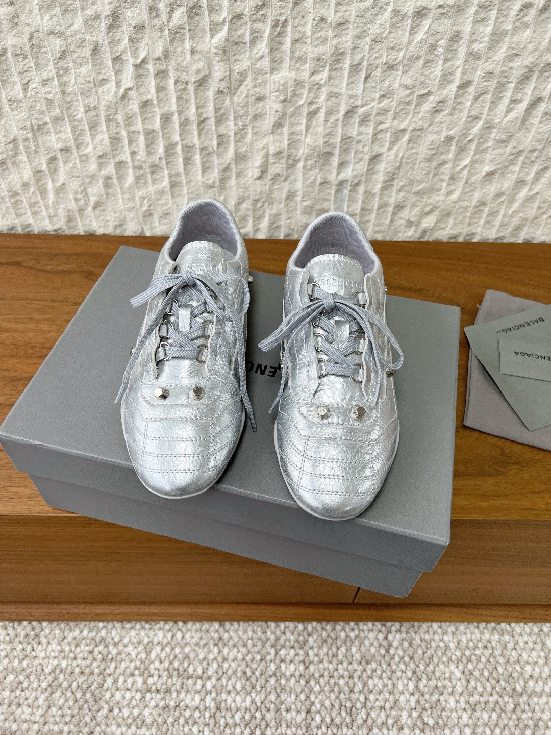 NO:578584,G266 Balenciaga 25ss new autumn and winter baseball shoes, casual shoes, sports style sneakers | Welding avant-garde fashion on the feet, metallic silver is full of futuristic feeling, cherry blossom pink is sweet and cool, full of dark aura, fluorescent green is eye-catching... Each style is a style weapon for fashionistas to go out. Step on the fashionable avant-garde genes under your feet. The right to speak in this autumn and winter fashion is controlled by you. The upper is made of original imported butter leather  Sheepskin lining, original custom-made rubber outsole, size 35-39 (custom-made for 40, non-returnable), casual shoes/sports shoes, balenciaga, balenciaga, sneakers, sheepskin19860909G266 Balenciaga 巴黎世家 25ss秋冬新款 棒球鞋 休闲鞋 运动风球鞋 ｜把先锋时髦焊在脚上金属银未来感拉满 樱花粉甜酷对冲 暗黑黑气场全开 荧光绿炸街吸睛…… 每一款都是潮人出街的风格武器 把时髦的先锋基因踩在脚下 这个秋冬的时尚话语权 由你掌控 鞋面采用原版进口牛油皮 内里垫脚羊皮 鞋底原版定制橡胶大底 尺码35-39（40定做不退换）,休闲鞋/运动鞋,balenciaga,balenciaga,sneakers,sheepskin,Women's Shoes