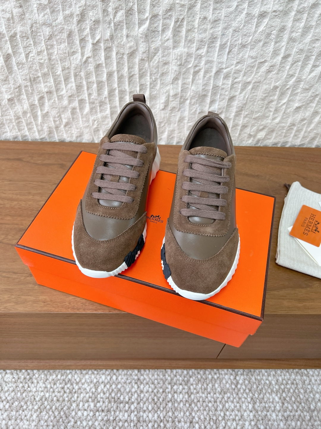 NO:613282,(Men's code) G652 Hermes 25ss new autumn and winter couple style H-lace thick-soled sneakers. Every detail is carefully considered, quite eye-catching, and the elegant splicing elements highlight the good temperament!  The fashionable fly weave lace-up method adds a casual atmosphere, and the exquisite lines can better reflect the family-style design language. Interspersed with exquisite lines, it perfectly fits the foot shape and naturally outlines the fashionable outline, achieving a visual impact effect and fully interpreting a different sports style!  The fabric is made of original imported high mercerized cashmere, the lining is mixed sheepskin, and the sole is original customized TPU rubber outsole Size 35-44 (women's size 40, men's size 45 is custom-made and non-returnable), casual shoes/sports shoes, hermes, hermes, sneakers, sheepskin19860909（男码）G652  Hermes 爱马仕 25ss秋冬新款 情侣款H系带 厚底 运动鞋 每一个细节都特别用心,相当惹眼,雅致的拼接元素,凸显不俗的气质！ 时尚飞织系带方式,增添休闲的气息,精致的线条,无形之中能够更好体现出家族式的设计语言 穿插精致的线条,完美契合脚型 自然的勾勒出时尚的轮廓,达到视觉上的冲击效果,充分演绎不一样的运动风格！ 面料采用原版进口高丝光羊绒 内里垫脚混种羊皮 鞋底原版定制TPU橡胶大底 Size35-44（女码40,男码45定做不退换）,休闲鞋/运动鞋,hermes,hermes,sneakers,sheepskin,Women's Shoes