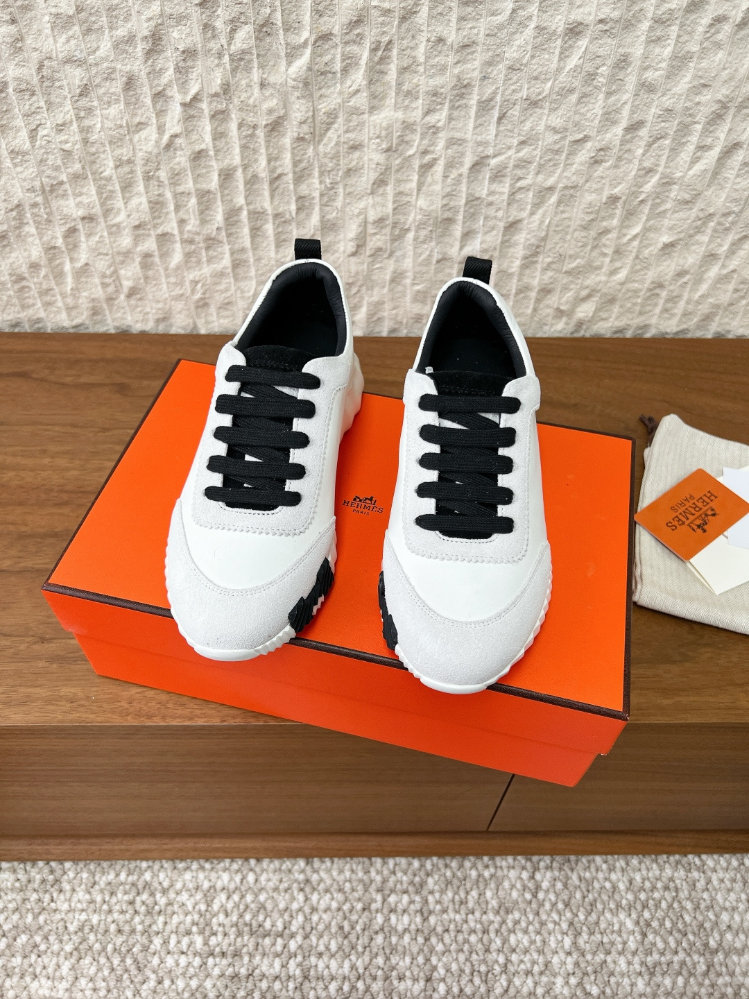 NO:613269,(Men's code) G652 Hermes 25ss new autumn and winter couple style H-lace thick-soled sneakers. Every detail is carefully considered, quite eye-catching, and the elegant splicing elements highlight the good temperament!  The fashionable fly weave lace-up method adds a casual atmosphere, and the exquisite lines can better reflect the family-style design language. Interspersed with exquisite lines, it perfectly fits the foot shape and naturally outlines the fashionable outline, achieving a visual impact effect and fully interpreting a different sports style!  The fabric is made of original imported high mercerized cashmere, the lining is mixed sheepskin, and the sole is original customized TPU rubber outsole Size 35-44 (women's size 40, men's size 45 is custom-made and non-returnable), casual shoes/sports shoes, hermes, hermes, sneakers, sheepskin19860909（男码）G652  Hermes 爱马仕 25ss秋冬新款 情侣款H系带 厚底 运动鞋 每一个细节都特别用心,相当惹眼,雅致的拼接元素,凸显不俗的气质！ 时尚飞织系带方式,增添休闲的气息,精致的线条,无形之中能够更好体现出家族式的设计语言 穿插精致的线条,完美契合脚型 自然的勾勒出时尚的轮廓,达到视觉上的冲击效果,充分演绎不一样的运动风格！ 面料采用原版进口高丝光羊绒 内里垫脚混种羊皮 鞋底原版定制TPU橡胶大底 Size35-44（女码40,男码45定做不退换）,休闲鞋/运动鞋,hermes,hermes,sneakers,sheepskin,Women's Shoes