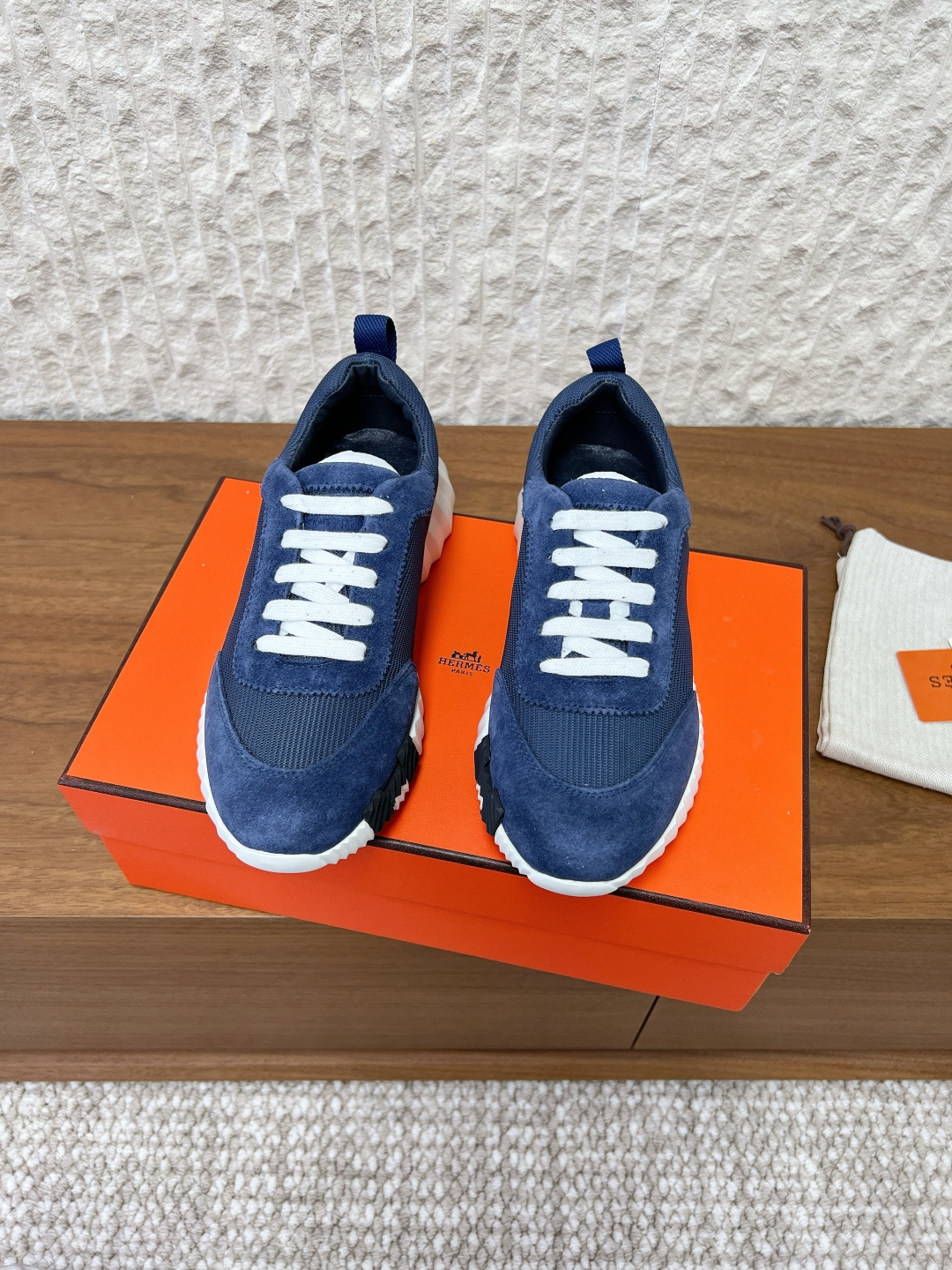 NO:613275,(Men's code) G652 Hermes 25ss new autumn and winter couple style H-lace thick-soled sneakers. Every detail is carefully considered, quite eye-catching, and the elegant splicing elements highlight the good temperament!  The fashionable fly weave lace-up method adds a casual atmosphere, and the exquisite lines can better reflect the family-style design language. Interspersed with exquisite lines, it perfectly fits the foot shape and naturally outlines the fashionable outline, achieving a visual impact effect and fully interpreting a different sports style!  The fabric is made of original imported high mercerized cashmere/breathable mesh. The lining is mixed sheepskin. The sole is original customized TPU rubber outsole. Size35-44 (women's size 40, men's size 45 is custom-made and non-returnable), casual shoes/sports shoes, hermes, hermes, sneakers, sheepskin.19860909（男码）G652  Hermes 爱马仕 25ss秋冬新款 情侣款H系带 厚底 运动鞋 每一个细节都特别用心,相当惹眼,雅致的拼接元素,凸显不俗的气质！ 时尚飞织系带方式,增添休闲的气息,精致的线条,无形之中能够更好体现出家族式的设计语言 穿插精致的线条,完美契合脚型 自然的勾勒出时尚的轮廓,达到视觉上的冲击效果,充分演绎不一样的运动风格！ 面料采用原版进口高丝光羊绒/透气网 内里垫脚混种羊皮 鞋底原版定制TPU橡胶大底 Size35-44（女码40,男码45定做不退换）,休闲鞋/运动鞋,hermes,hermes,sneakers,sheepskin,Women's Shoes