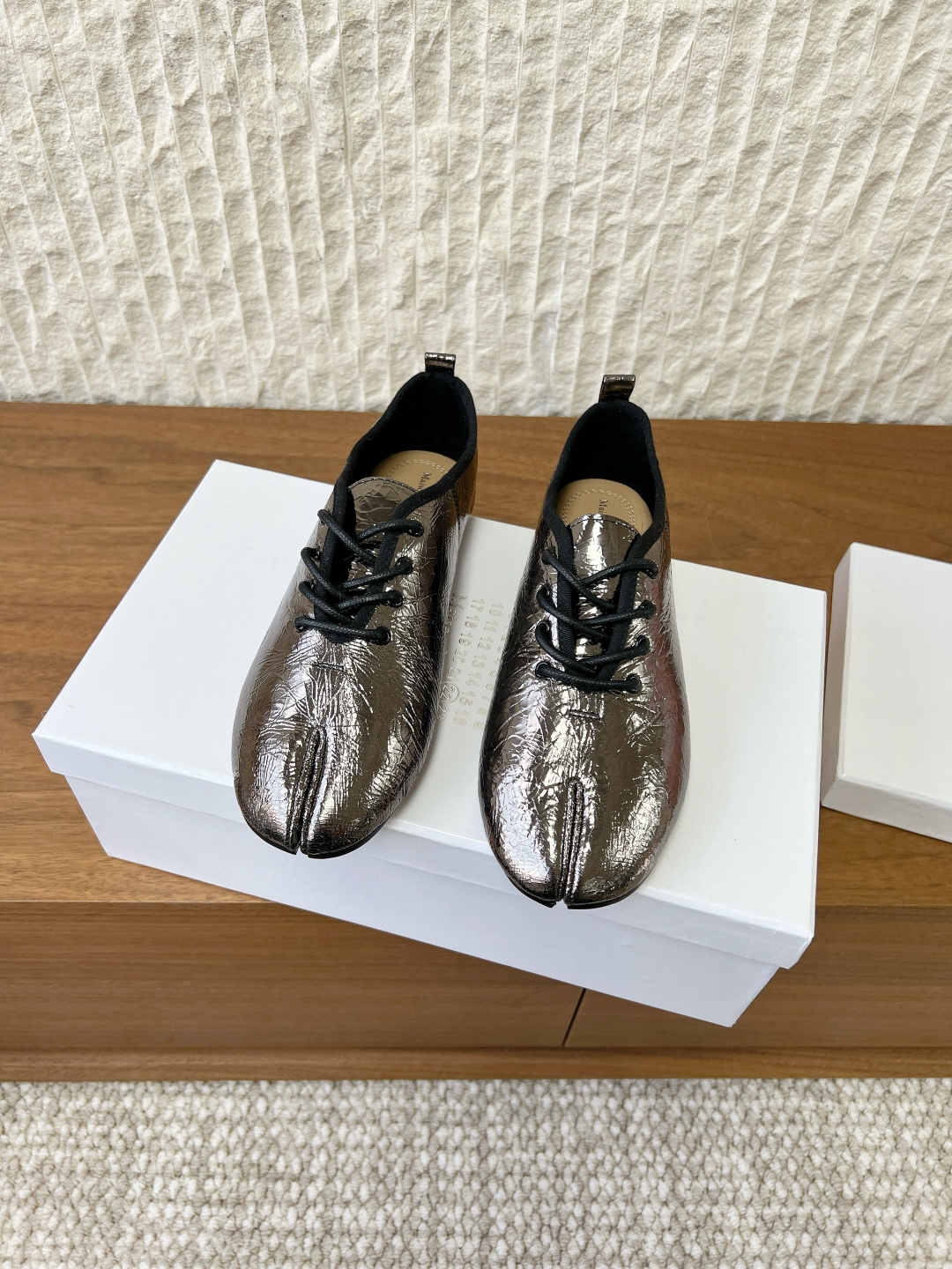 NO:594629,Exploded cowhide G279 Maison Margiea 25ss new autumn and winter Mary Jane lace-up split-toe shoes. Great version, very difficult to make!  Margiela split-toe shoes have been pushed into the limelight again, and Xiaohongshu’s posts have exploded one after another!  A must-have for sexy and cool girls. Fried chicken looks good on your feet. You can feel free to wear it and you will be the most unique existence among that group. The fabric is made of original imported vegetable-tanned cowhide. The lining is sheepskin. The outsole is original genuine leather outsole imported from Italy. Size 35-39 (40.41 custom-made and non-returnable). Split-toe shoes, masion margiela, mary jane, cowhide, sheepskin, Leather soles19860909爆裂牛皮G279 Maison Margiea 马吉拉 25ss秋冬新款 玛丽珍 系带 分趾鞋 太棒了的版本 非常不好做！马吉拉分趾鞋又被推到风口啦 小红书发一个爆一个！ 性感酷辣女孩必备 上脚炒鸡好看 大家放心冲穿上它你就是那个人群中最独特的存在 面料采用原版进口植鞣牛皮 内里垫脚羊皮 大底原版意大利进口真皮大底 码数35-39（40.41定做不退换）,分趾鞋,masion margiela,mary jane,cowhide,sheepskin,Leather soles,Women's Shoes