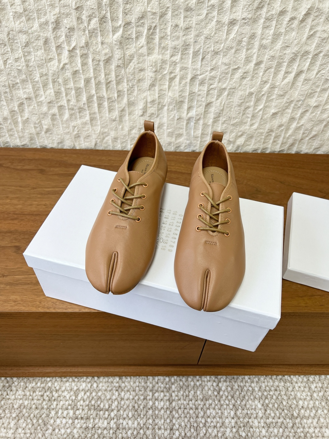 NO:594634,G279 Maison Margiea Margiea 25ss new autumn and winter Mary Jane lace-up split-toe shoes. A great version, very difficult to make!  Margiela split-toe shoes have been pushed into the limelight again, and Xiaohongshu’s posts have exploded one after another!  A must-have for sexy and cool girls. Fried chicken looks good on your feet. You can feel free to put it on and you will be the most unique existence among that group. The fabric is made of original imported cowhide. The lining is sheepskin. The outsole is original genuine leather outsole imported from Italy. Size 35-39 (40.41 custom-made and non-refundable). Split-toe shoes, masion margiela, mary jane, cowhide, sheepskin, Leather soles19860909G279 Maison Margiea 马吉拉 25ss秋冬新款 玛丽珍 系带 分趾鞋 太棒了的版本 非常不好做！马吉拉分趾鞋又被推到风口啦 小红书发一个爆一个！ 性感酷辣女孩必备 上脚炒鸡好看 大家放心冲穿上它你就是那个人群中最独特的存在 面料采用原版进口牛皮 内里垫脚羊皮 大底原版意大利进口真皮大底 码数35-39（40.41定做不退换）,分趾鞋,masion margiela,mary jane,cowhide,sheepskin,Leather soles,Women's Shoes