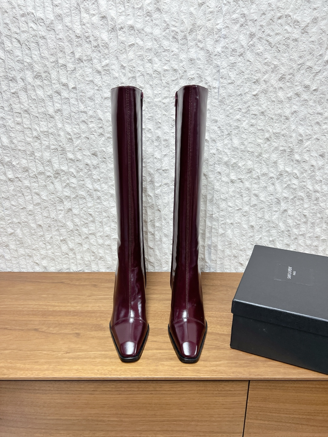 NO:594618,G731 Saint Laurent 25ss new autumn and winter side zipper high-heeled boots and ankle boots, with square pointed toes and tapered thick heels, decorated with LE CASSANDRE on the inside, and side zipper opening and closing design. The whole shoe is very simple and elegant~ The small square toe is more refined and fashionable. You can see that the side of our boots is designed according to the curvature of the human leg~ The upper feet are very delicate and not attractive~  Lengthens the legs ~ Suitable for various occasions ~ A must-have item for autumn and winter!  The upper is made of original imported cowhide, the lining is sheepskin, the heel height is 9.5cm, the sole is original custom-made Italian leather outsole, Size 35-39 (40.41 custom-made, non-refundable), boots, saint laurent, saint laurent, boots, cowhide, sheepskin, Leather soles19860909G731 Saint Laurent 圣罗兰 25ss秋冬新款  侧拉链 高跟长靴 及踝靴,搭配方形尖鞋头和锥形粗跟,内侧饰以LE CASSANDRE,侧面拉链开合设计. 整个鞋非常的简约大气～ 小方头更加的精致时髦可以看到我们靴子侧面是按照人体腿型设计出来的弧度～ 上脚非常秀气好看不挑人～ 拉长腿型～适合各种场合搭配～秋冬穿搭必备单品！ 鞋面采用原版进口牛皮 内里垫脚羊皮 跟高9.5cm 鞋底原版定制意大利真皮大底 Size35-39（40.41定做不退换）,靴子,saint laurent,saint laurent,boots,cowhide,sheepskin,Leather soles,Women's Shoes