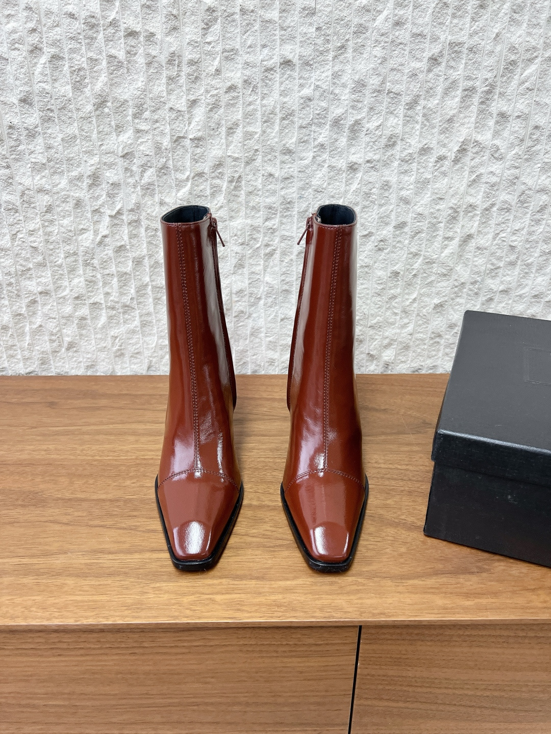 NO:594621,G731 Saint Laurent 25ss new autumn and winter side zipper high-heeled short boots and ankle boots, with square pointed toe and tapered thick heel, decorated with LE CASSANDRE on the inside, side zipper opening and closing design. The whole shoe is very simple and elegant~ The small square toe is more refined and fashionable. You can see that the side of our boots is designed according to the curvature of the human leg~ The upper feet are very delicate and not attractive~  Lengthens the legs ~ Suitable for various occasions ~ A must-have item for autumn and winter!  The upper is made of original imported cowhide, the lining is sheepskin, the heel height is 9.5cm, the sole is original custom-made Italian leather outsole, Size 35-39 (40.41 custom-made, non-refundable), boots, saint laurent, saint laurent, boots, cowhide, sheepskin, Leather soles19860909G731 Saint Laurent 圣罗兰 25ss秋冬新款  侧拉链 高跟短靴 及踝靴,搭配方形尖鞋头和锥形粗跟,内侧饰以LE CASSANDRE,侧面拉链开合设计. 整个鞋非常的简约大气～ 小方头更加的精致时髦可以看到我们靴子侧面是按照人体腿型设计出来的弧度～ 上脚非常秀气好看不挑人～ 拉长腿型～适合各种场合搭配～秋冬穿搭必备单品！ 鞋面采用原版进口牛皮 内里垫脚羊皮 跟高9.5cm 鞋底原版定制意大利真皮大底 Size35-39（40.41定做不退换）,靴子,saint laurent,saint laurent,boots,cowhide,sheepskin,Leather soles,Women's Shoes