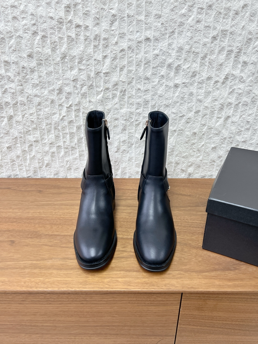 NO:594612,G086 Chanel Xiaoxiang 25ss Autumn and Winter New Classic Chain Knight Boots Short Boots The best boots this year have to be this one. It’s so handsome. The highlight is the chain on the back of the shoe. It’s handsome yet a little feminine. The design is really unique. The boots are straight and stylish without losing softness. They are not unflattering. They are decorated with exquisite logos. They are high-end and not tacky. They have a cool and unique look on the feet and also show off their long legs.  The upper is made of original imported calfskin, the lining is sheepskin, and the outsole is original customized Italian rubber outsole Size 35-39 (40.41 customization is not returnable), boots, chanel, boots, cowhide, sheepskin19860909G086 Chanel 小香 25ss秋冬新款 经典链 骑士靴 短靴 今年最佳战靴非它莫属 真的太帅气了 最亮点的地方是它鞋后的链条 帅气中又带点柔美的 设计真的绝绝子 靴筒笔直有型且不失柔软度 也不挑人 加上精致logo点缀 高级大气 不俗气 上脚酷酷的特有范儿 还特显腿长哦 鞋面采用原版进口小牛皮 内里垫脚羊皮 大底原版定制意大利橡胶大底 Size35-39（40.41定制不退换）,靴子,chanel,boots,cowhide,sheepskin,Women's Shoes