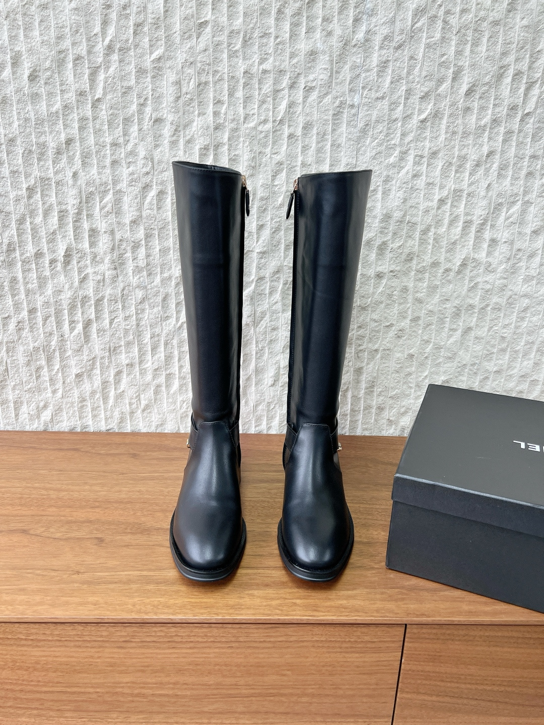 NO:594609,G086 Chanel Xiaoxiang 25ss new autumn and winter classic chain knight boots long boots This year's best boots have to be this one. It's so handsome. The highlight is the chain on the back of the shoe. It's handsome but a little feminine. The design is really unique. The boots are straight and stylish without losing softness. They are not unflattering. They are decorated with exquisite logos. They are high-end and not tacky. They have a cool and unique style on the feet and also show off the length of the legs.  The upper is made of original imported calfskin, the lining is sheepskin, and the outsole is original customized Italian rubber outsole Size 35-39 (40.41 customization is not returnable), boots, chanel, boots, cowhide, sheepskin19860909G086 Chanel 小香 25ss秋冬新款 经典链 骑士靴 长靴 今年最佳战靴非它莫属 真的太帅气了 最亮点的地方是它鞋后的链条 帅气中又带点柔美的 设计真的绝绝子 靴筒笔直有型且不失柔软度 也不挑人 加上精致logo点缀 高级大气 不俗气 上脚酷酷的特有范儿 还特显腿长哦 鞋面采用原版进口小牛皮 内里垫脚羊皮 大底原版定制意大利橡胶大底 Size35-39（40.41定制不退换）,靴子,chanel,boots,cowhide,sheepskin,Women's Shoes