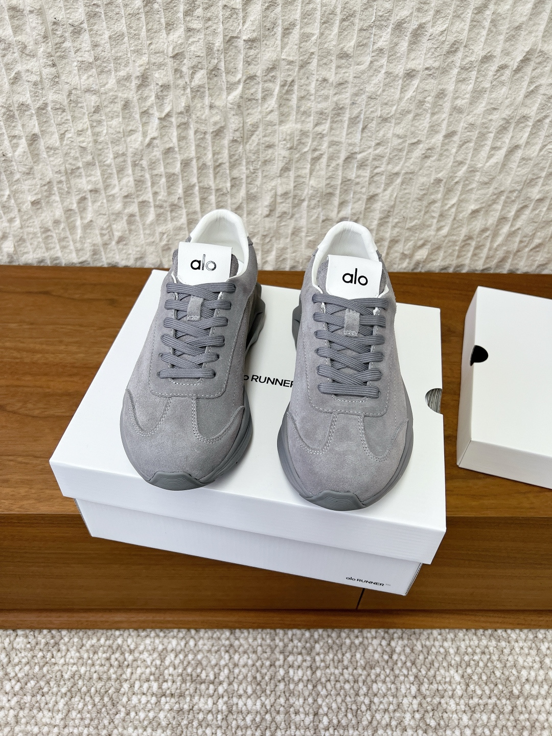 NO:594611,Pili G119 Alo niche trendy brand 25ss autumn and winter new style thick-soled couple style casual shoes sports shoes running shoes this year's super popular brand many celebrities and Internet celebrities are planting grass, super versatile!  And super comfortable!  It is a thick-soled model, but it is not heavy at all and is very light!  It looks even better with socks!  And it’s the same model recommended by celebrities~the upper toes are taller and the legs are slimmer!  It’s super suitable for us little girls~ The overall shoe is also a classic color-blocking and contrasting design with a delicate leather texture on the upper!  !  The upper is made of original imported high-mercerized smooth cow suede, the lining is sheepskin, and the outsole is original custom-made IP foam rubber non-slip outsole. Size 35-44 (women's size 40, men's size 45 is custom-made and non-returnable), casual shoes/sports shoes, sneakers, sheepskin19860909皮里G119 Alo 小众潮牌 25ss秋冬新款 厚底情侣款 休闲鞋 运动鞋 跑步鞋 今年超火的品牌 好多明星网红种草 上脚超级百搭！而且超级舒适！ 是厚底款但是上脚一点都不沉非常轻便！套上袜套搭配更好看！ 而且还是明星同款推荐～上脚增高显腿细！超级适合我们小个子女生～ 鞋子整体也是经典的拼色撞色设计搭配鞋面细腻的真皮纹路肌理感！！ 鞋面采用原版进口高丝光牛反绒 内里垫脚羊皮 大底原版定制IP发泡橡胶防滑大底 Size35-44（女码40,男码45订做不退换）,休闲鞋/运动鞋,sneakers,sheepskin,Women's Shoes