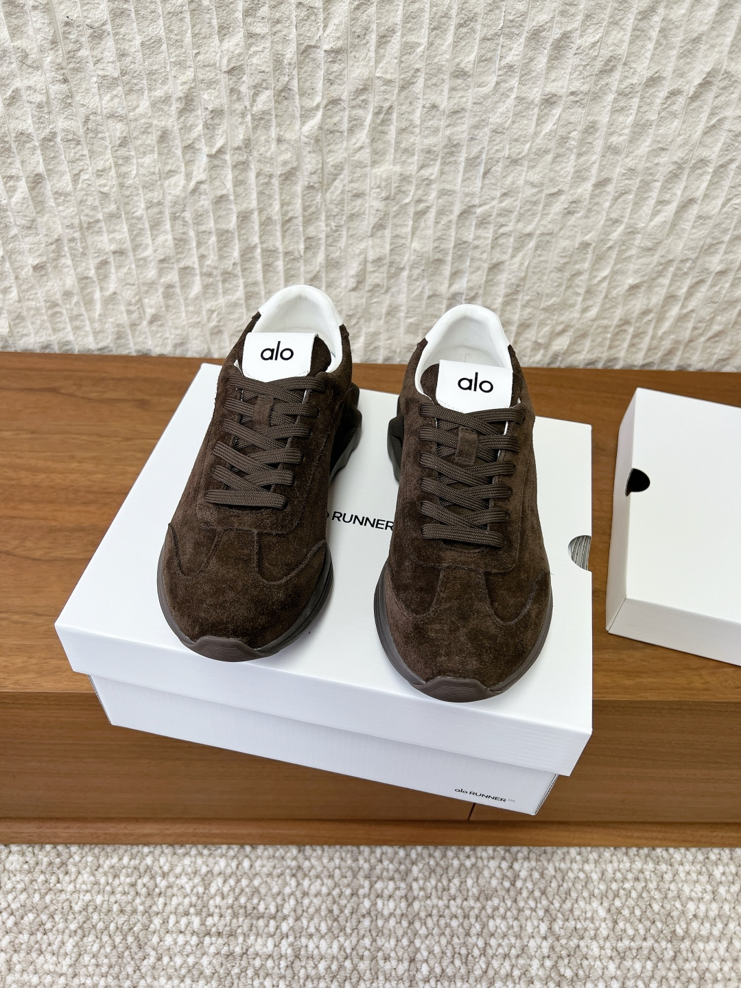 NO:594614,(Coffee color only for women) Pili G119 Alo niche trendy brand 25ss new autumn and winter thick-soled casual shoes, sports shoes, running shoes, this year's super popular brand, many celebrities and Internet celebrities are planting grass, super versatile on the feet!  And super comfortable!  It is a thick-soled model, but it is not heavy at all and is very light!  It looks even better with socks!  And it’s the same model recommended by celebrities~the upper toes are taller and the legs are slimmer!  It’s super suitable for us little girls~ The overall shoe is also a classic color-blocking and contrasting design with a delicate leather texture on the upper!  !  The upper is made of original imported high-mercerized smooth cow suede, the lining is sheepskin, and the outsole is original custom-made IP foam rubber non-slip outsole Size 35-39 (customized for 40 yuan, non-refundable), casual shoes/sports shoes, sneakers, sheepskin19860909（咖色限女款）皮里G119  Alo 小众潮牌 25ss秋冬新款 厚底休闲鞋 运动鞋 跑步鞋 今年超火的品牌 好多明星网红种草 上脚超级百搭！而且超级舒适！ 是厚底款但是上脚一点都不沉非常轻便！套上袜套搭配更好看！ 而且还是明星同款推荐～上脚增高显腿细！超级适合我们小个子女生～ 鞋子整体也是经典的拼色撞色设计搭配鞋面细腻的真皮纹路肌理感！！ 鞋面采用原版进口高丝光牛反绒 内里垫脚羊皮 大底原版定制IP发泡橡胶防滑大底 Size35-39（40订做不退换）,休闲鞋/运动鞋,sneakers,sheepskin,Women's Shoes