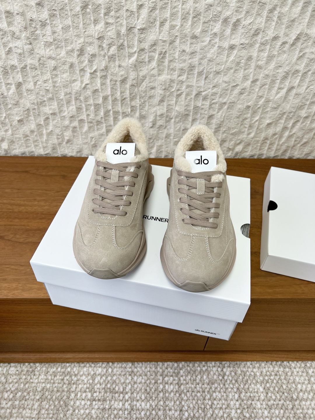 NO:594617,Maoli G119 Alo niche trendy brand 25ss autumn and winter new style thick-soled couple style casual shoes sports shoes running shoes this year's super popular brand many celebrities and internet celebrities are planting grass, super versatile!  And super comfortable!  It is a thick-soled model, but it is not heavy at all and is very light!  It looks even better with socks!  And it’s the same model recommended by celebrities~the upper toes are taller and the legs are slimmer!  It’s super suitable for us little girls~ The overall shoe is also a classic color-blocking and contrasting design with a delicate leather texture on the upper!  !  The upper is made of original imported high-mercerized smooth cow suede, the lining is made of wool, and the outsole is original customized IP foam rubber non-slip outsole Size 35-44 (women's size 40, men's size 45 is custom-made and non-refundable), casual shoes/sports shoes, sneakers19860909毛里G119 Alo 小众潮牌 25ss秋冬新款 厚底情侣款 休闲鞋 运动鞋 跑步鞋 今年超火的品牌 好多明星网红种草 上脚超级百搭！而且超级舒适！ 是厚底款但是上脚一点都不沉非常轻便！套上袜套搭配更好看！ 而且还是明星同款推荐～上脚增高显腿细！超级适合我们小个子女生～ 鞋子整体也是经典的拼色撞色设计搭配鞋面细腻的真皮纹路肌理感！！ 鞋面采用原版进口高丝光牛反绒 内里垫脚羊毛 大底原版定制IP发泡橡胶防滑大底 Size35-44（女码40,男码45订做不退换）,休闲鞋/运动鞋,sneakers,Women's Shoes