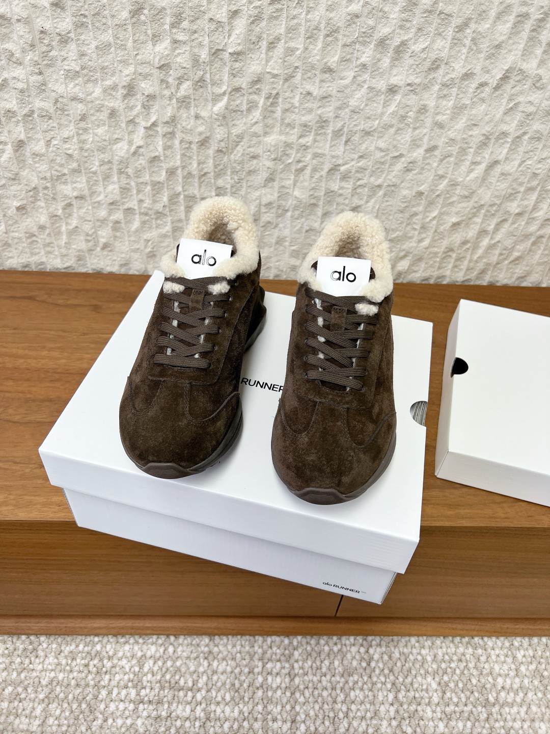 NO:594620,(Coffee color only for women) Maoli G119 Alo niche trendy brand 25ss new autumn and winter thick-soled casual shoes sports shoes running shoes This year's super popular brand many celebrities and Internet celebrities are planting grass, super versatile on the feet!  And super comfortable!  It is a thick-soled model, but it is not heavy at all and is very light!  It looks even better with socks!  And it’s the same model recommended by celebrities~the upper toes are taller and the legs are slimmer!  It’s super suitable for us little girls~ The overall shoe is also a classic color-blocking and contrasting design with a delicate leather texture on the upper!  !  The upper is made of original imported high-mercerized smooth cow suede, the lining is made of wool, and the outsole is original customized IP foam rubber non-slip outsole Size 35-39 (customized for 40 yuan, non-returnable), casual shoes/sports shoes, sneakers19860909（咖色限女款）毛里G119  Alo 小众潮牌 25ss秋冬新款 厚底 休闲鞋 运动鞋 跑步鞋 今年超火的品牌 好多明星网红种草 上脚超级百搭！而且超级舒适！ 是厚底款但是上脚一点都不沉非常轻便！套上袜套搭配更好看！ 而且还是明星同款推荐～上脚增高显腿细！超级适合我们小个子女生～ 鞋子整体也是经典的拼色撞色设计搭配鞋面细腻的真皮纹路肌理感！！ 鞋面采用原版进口高丝光牛反绒 内里垫脚羊毛 大底原版定制IP发泡橡胶防滑大底 Size35-39（40订做不退换）,休闲鞋/运动鞋,sneakers,Women's Shoes