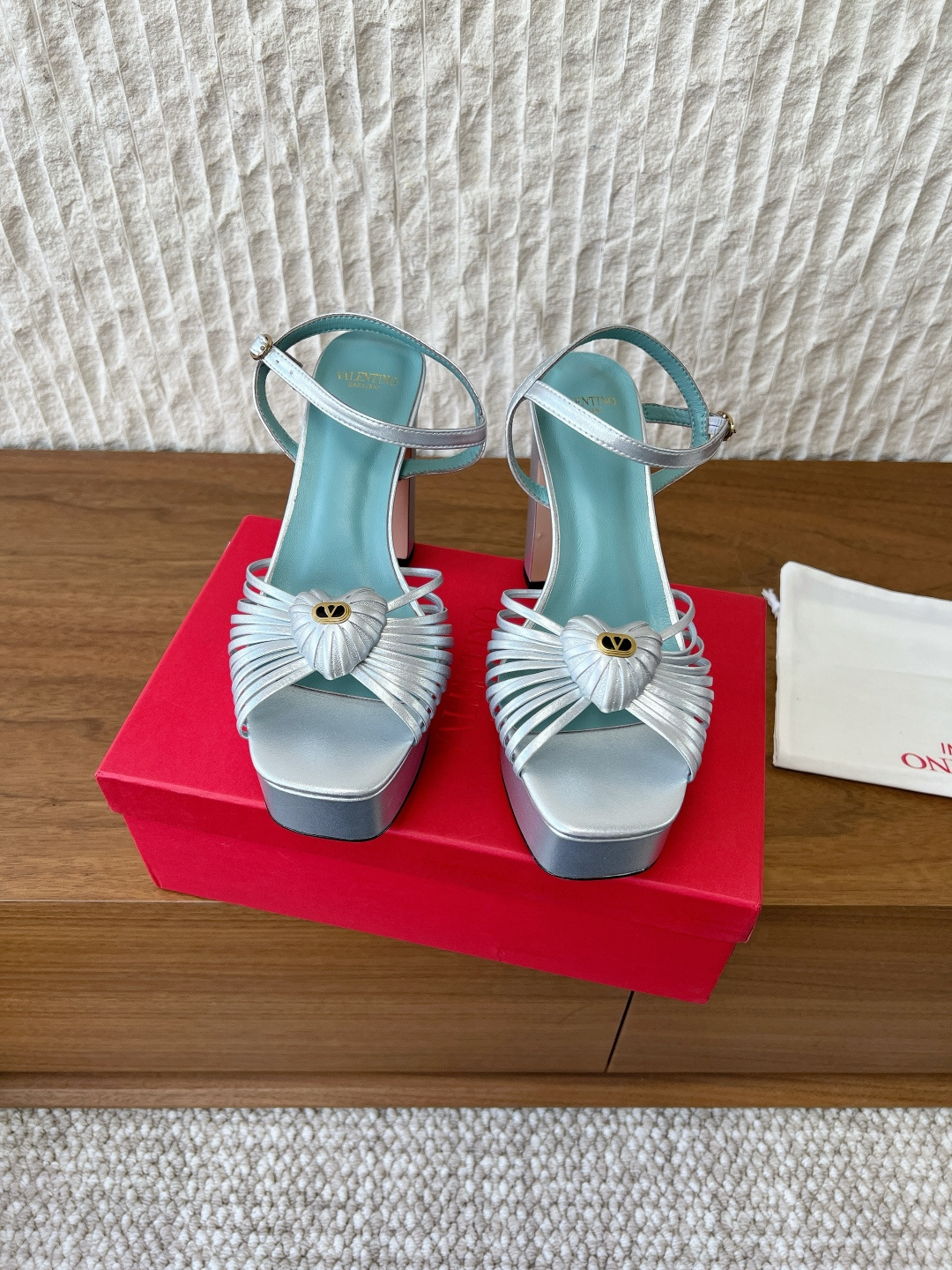 NO:594626,G752 Valentino 26ss early spring new style love strap high heel sandal beautiful texture very easy to match and can be worn in any season continues the super high heel design and is favored by well-known overseas bloggers. It has been performed by tens of millions of fan bloggers and sells well at home and abroad. It is out of stock in China. Candy color matching, every color is beautiful. The upper is made of original imported sheepskin. The lining is sheepskin. The heel height is 10cm/the waterproof platform is 3cm.  Original custom-made Italian leather outsole, size 35-39 (40.41.42 custom-made, non-returnable), high heels and sandals, valentino, valentino, sandals, high heels, sheepskin, Leather soles19860909G752 Valentino 华伦天奴 26ss早春新款 爱心带子 高跟 凉鞋 绝美的质感 非常好搭配,任何季节可穿 延续超高跟设计,深得海外知名博主青睐 千万粉丝博主倾情演绎,畅销海内外 国内已经断货,糖果色配色,每个颜色都是绝美 鞋面采用原版进口羊皮 内里垫脚羊皮 跟高10cm/防水台3cm 鞋底原版定制意大利真皮大底 码数35-39（40.41.42定做不退换）,高跟鞋凉鞋,valentino,valentino,sandals,high heels,sheepskin,Leather soles,Women's Shoes