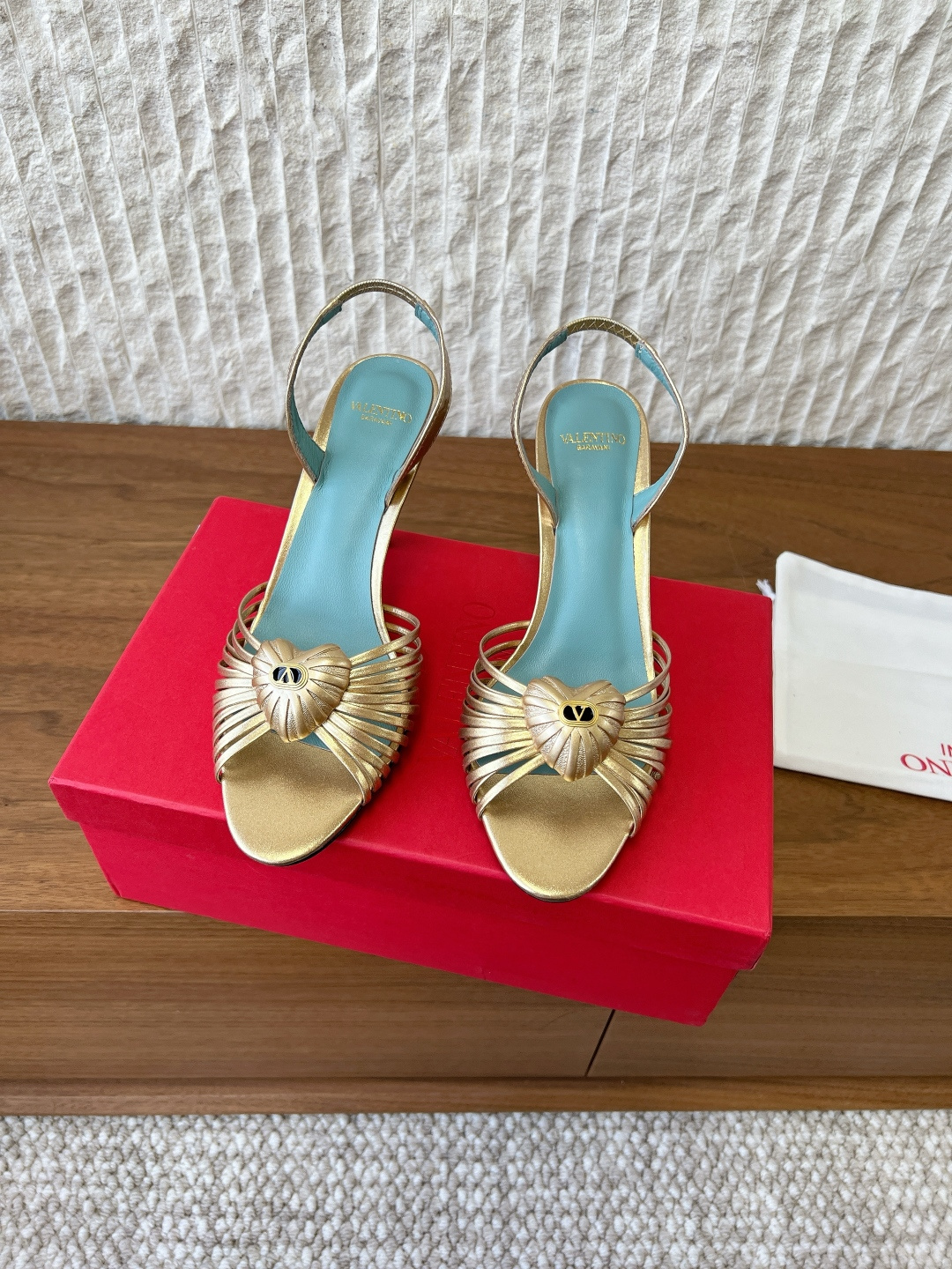 NO:594623,G752 Valentino 26ss early spring new style love strap high heel sandal beautiful texture very easy to match and can be worn in any season continues the super high heel design and is favored by well-known overseas bloggers. It has been performed by millions of fan bloggers and sells well at home and abroad. It is out of stock in China. Candy color matching, every color is beautiful. The upper is made of original imported sheepskin. The lining is sheepskin. The heel height is 8cm. The sole is original and customized Italian leather outsole.  Size 35-39 (40.41.42 customized, non-refundable), high heels and sandals, valentino, valentino, sandals, high heels, sheepskin, Leather soles19860909G752 Valentino 华伦天奴 26ss早春新款 爱心带子 高跟 凉鞋 绝美的质感 非常好搭配,任何季节可穿 延续超高跟设计,深得海外知名博主青睐 千万粉丝博主倾情演绎,畅销海内外 国内已经断货,糖果色配色,每个颜色都是绝美 鞋面采用原版进口羊皮 内里垫脚羊皮 跟高8cm 鞋底原版定制意大利真皮大底 码数35-39（40.41.42定做不退换）,高跟鞋凉鞋,valentino,valentino,sandals,high heels,sheepskin,Leather soles,Women's Shoes