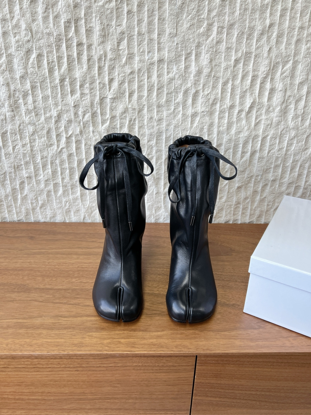 NO:594590,G321 Maison Margiela 25ss autumn and winter new split toe straps and loose high-heeled boots MM6 tabi split toe The highest version of new autumn and winter products purchased by buyers for perfect split toe tabi boots original molded double-layer real soles The original lasted shoes are very generous and can be easily matched with various styles The good news for short legs The upper body instantly becomes longer legs in an instant The upper feet are not bound by conventions, be yourself as you like The fried chicken on the feet is soft and comfortable  The upper is made of original imported cowhide, the lining is sheepskin, the heel height is 7 5cm, the outsole is original customized Italian leather outsole, Size 35-39 (40 customized, non-returnable), boots, masion margiela, masion margiela, boots, cowhide, sheepskin, Leather soles19860909G321 Maison Margiela 马吉拉 25ss秋冬新款 分趾绑带宽松 高跟靴 MM6家tabi分趾 秋冬新品最高版本买手代购完美分趾tabi靴原版开模双层真底 原版套楦鞋型很大方 搭配各种风格都可以轻松驾驭 小短腿的福音 上身瞬间秒变大长腿 上脚不被常规所拘束,随心所欲做自己 上脚炒鸡柔软舒适 鞋面采用原版进口牛皮 内里垫脚羊皮 跟高7 5cm 大底原版定制意大利真皮大底 Size35-39（40 定制不退换）,靴子,masion margiela,masion margiela,boots,cowhide,sheepskin,Leather soles,Women's Shoes