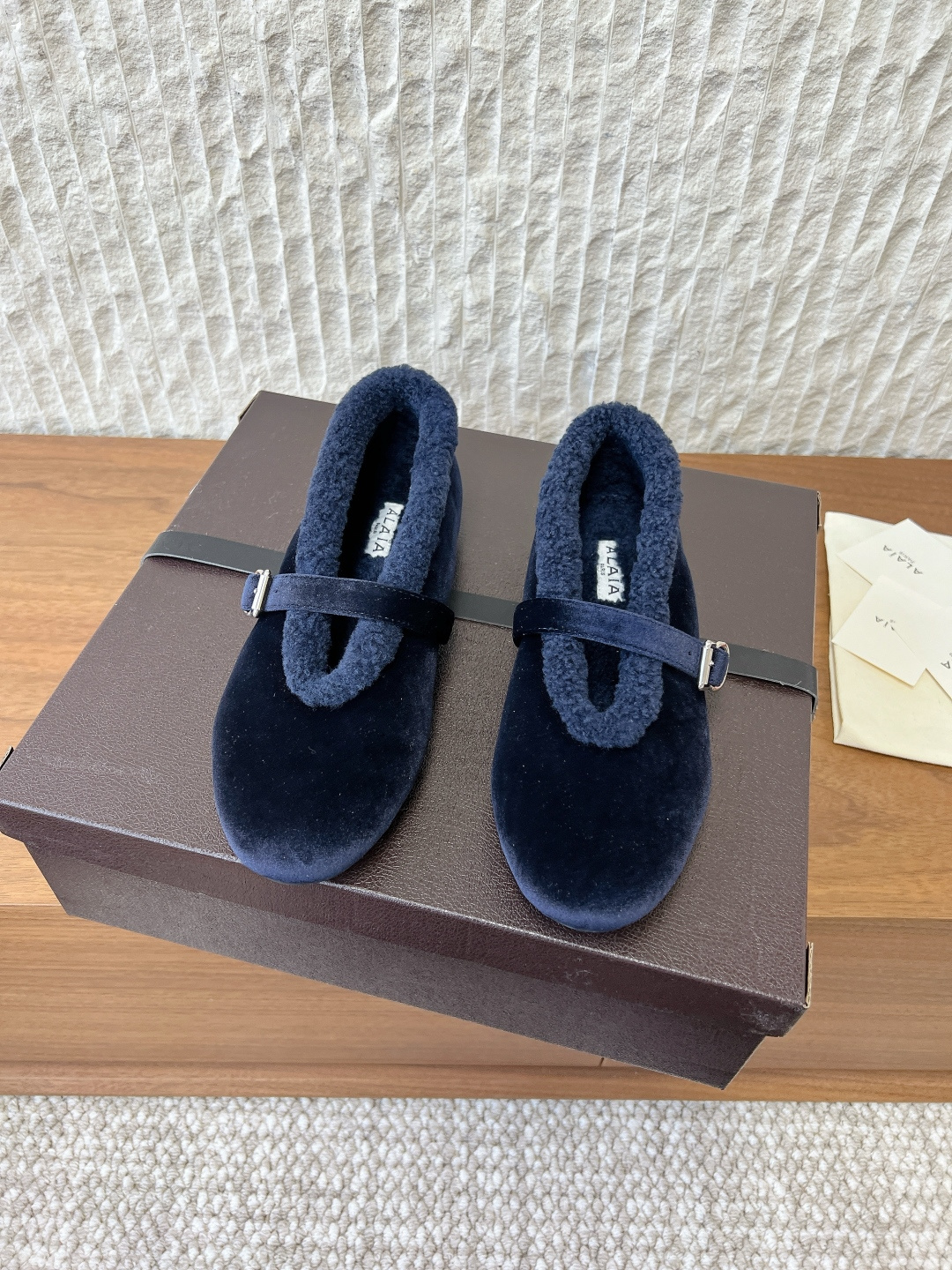 NO:594602,G101 ALAIA 25ss new style for autumn and winter, round toe, flat bottom, lamb Mary Jane ballet shoes ALAIA Alaia's ballet shoes are full of luster, equipped with metal buckles, retro and elegant design. The plush lining is super soft, very comfortable to wear in autumn and winter, OK for commuting and leisure!  Round toe + low heel design, stable walking, suitable for long-term wear. Whether worn with skirts or trousers, it can show French sophistication, and can be held in the workplace for dating. The fabric is made of original imported sheep, with wool inside. The outsole is original customized rubber outsole. Size35-39 (40.41.42 custom-made, non-refundable), fur shoes, alaia, mary jane, skirts, sheep.19860909G101 ALAIA 阿莱亚 25ss秋冬新款 圆头 平底 羊猄 玛丽珍 芭蕾舞鞋 ALAIA 阿莱亚这款芭蕾舞鞋,光泽感满满,搭配金属标扣,复古又优雅计. 毛绒内里超柔软,秋冬穿很舒服,通勤休闲都OK！圆头+低跟设计,走路稳稳的,适合长时间穿. 无论搭裙装还是裤装,都能展现法式精致感,职场约会都能hold住. 面料采用原版进口羊猄 内里面羊毛 大底原版定制橡胶大底 Size35-39（40.41.42定做不退换）,毛毛鞋,alaia,mary jane,skirts,sheep,Women's Shoes