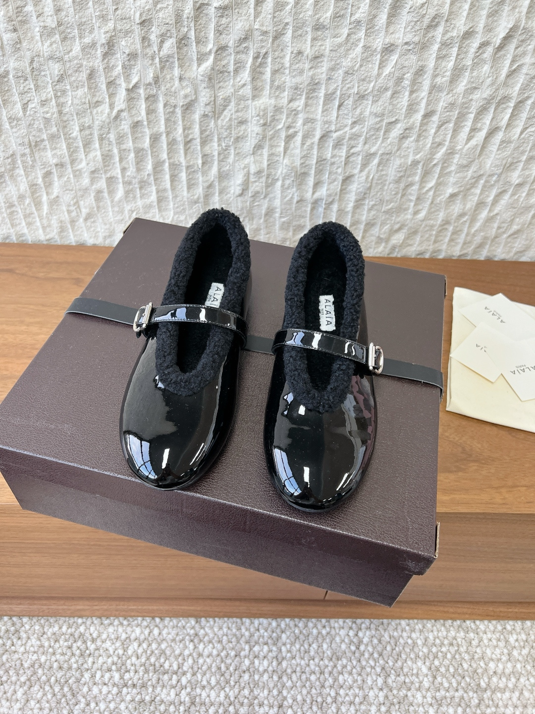 NO:594604,Leather G101 ALAIA 25ss new autumn and winter round toe flat bottom sheep Mary Jane ballet shoes ALAIA Alaia's ballet shoes are full of luster, with metal buckles, retro and elegant design. The plush lining is super soft, very comfortable to wear in autumn and winter, OK for commuting and leisure!  Round toe + low heel design, stable walking, suitable for long-term wear. Whether worn with skirts or trousers, it can show French sophistication, and can be held in the workplace for dating. The fabric is made of original imported sheep, with wool inside. The outsole is original customized rubber outsole. Size35-39 (40.41.42 custom-made, non-refundable), fur shoes, alaia, mary jane, skirts, sheep.19860909皮面G101 ALAIA 阿莱亚 25ss秋冬新款 圆头 平底 羊猄 玛丽珍 芭蕾舞鞋 ALAIA 阿莱亚这款芭蕾舞鞋,光泽感满满,搭配金属标扣,复古又优雅计. 毛绒内里超柔软,秋冬穿很舒服,通勤休闲都OK！圆头+低跟设计,走路稳稳的,适合长时间穿. 无论搭裙装还是裤装,都能展现法式精致感,职场约会都能hold住. 面料采用原版进口羊猄 内里面羊毛 大底原版定制橡胶大底 Size35-39（40.41.42定做不退换）,毛毛鞋,alaia,mary jane,skirts,sheep,Women's Shoes