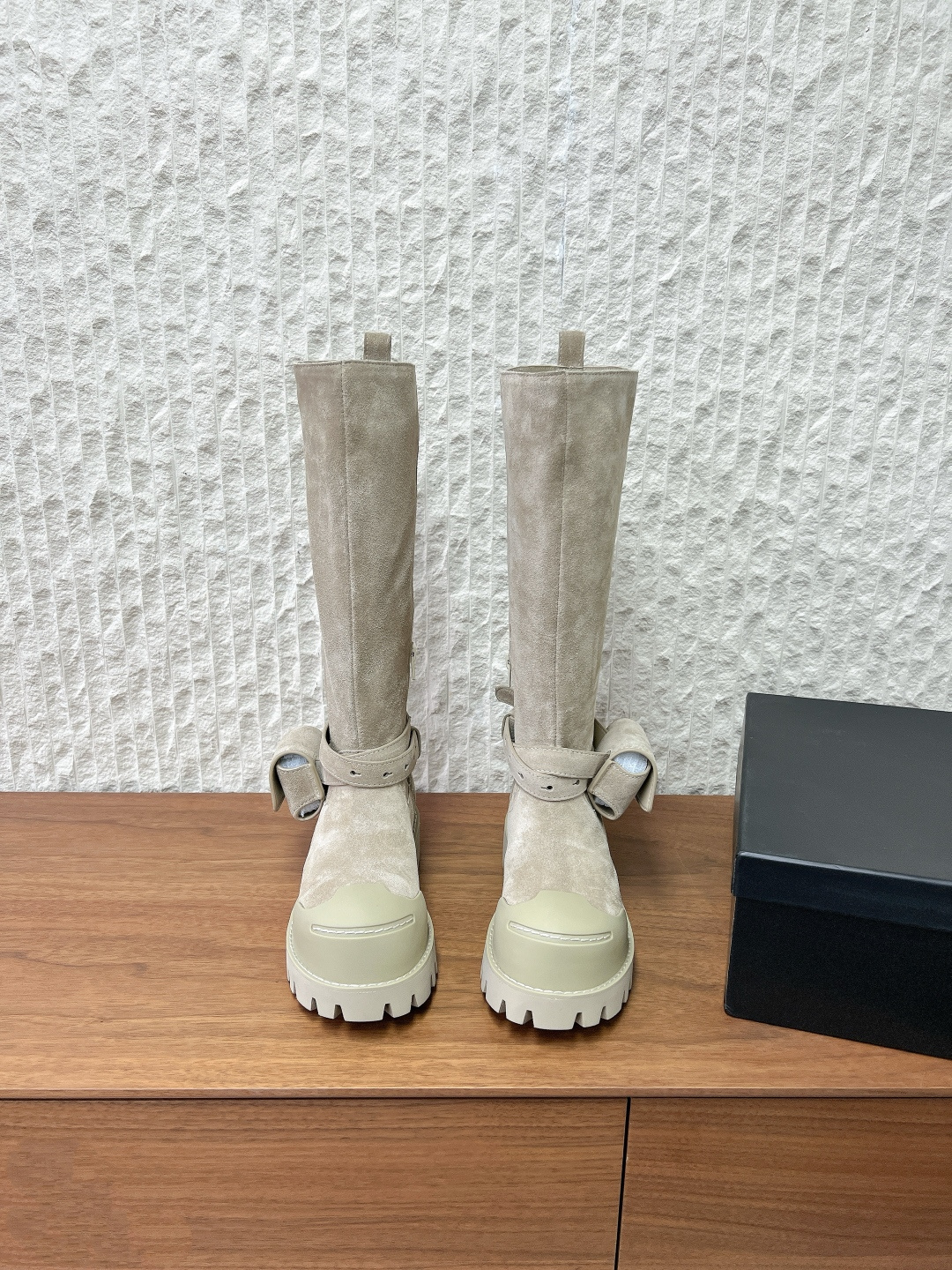 NO:594613,G236 DYMONLATRY niche fashion brand autumn and winter new motorcycle boots boots 'Bastion' 25 autumn and winter series reshape the classic Martin boots with functional craft outsole, loose and loose silhouette, infused with romantic charm, the earphone strap wrapped around the ankle is detachable design Zhao Lusi yamy's original mold opening details are in place. The fabric is made of original imported cowhide/suede and the lining is cowhide/lycra.  Outsole Original custom-made rubber TPU stitching combination outsole Size 35-40 (custom-made 40 non-returnable), boots, boots, cowhide, chamois leather19860909G236 DYMONLATRY 小众潮牌 秋冬新款 机车靴 长靴 “Bastion堡垒”25秋冬系列以机能工艺大底重塑经典马丁靴,宽松散口廓形,慵懒中注入浪漫韵味,脚踝处缠绕耳机包带采用可拆卸设计 赵露思 yamy同款上脚原版开模细节到位 面料采用原版进口牛皮/麂皮 内里垫脚牛皮/莱卡布 大底原版定制橡胶tpu车线组合大底 码数35-40（40定做不退换）,靴子,boots,cowhide,chamois leather,Women's Shoes