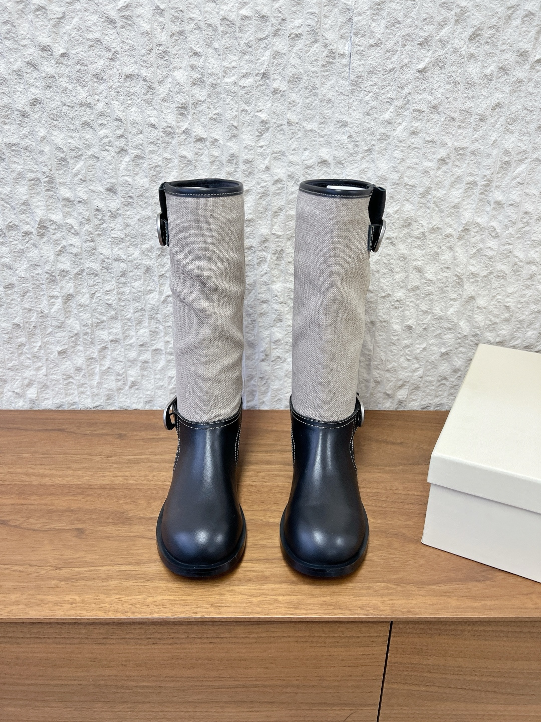 NO:594619,G741 Unfolio, a niche trendy brand, 25ss new style for autumn and winter, buckle pile boots and knight boots. It is called the best-looking pile boots this year. It is without exaggeration, retro and versatile, lazy and simple. This pair of boots is simply the fashion king of autumn and winter. Khaki and dark brown contrast colors. It has a retro accent, pleated design + metal buckle, full of details, and the upper feet are casual and classy. No matter whether it is matched or not, it can be easily worn to give a sense of luxury~  The upper is made of original imported cowhide/cow suede, the lining is sheepskin, and the sole is original custom-made Italian injection molded outsole Size 35-39 (40.41 custom-made, non-returnable), boots, boots, cowhide, sheepskin19860909G741 Unfolio 小众潮牌 25ss秋冬新款 搭扣堆堆靴 骑士靴 称之为今年最好看的堆堆靴,毫不过分,复古百搭,慵懒简约 这双靴简直是秋冬时髦王炸 卡其与深棕撞色 自带复古腔调 褶皱设计+金属扣 细节感拉满 上脚随性又有范儿 不管配还是 都能轻松穿出高级感～ 鞋面采用原版进口牛皮/牛反绒 内里垫脚羊皮 鞋底原版定制意大利注塑大底 Size35-39（40.41订做不退换）,靴子,boots,cowhide,sheepskin,Women's Shoes