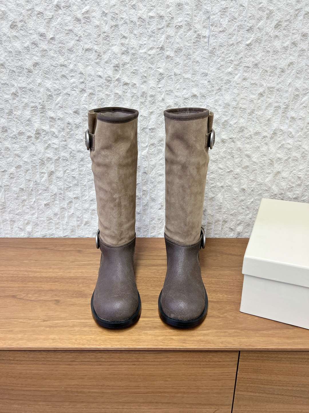 NO:594625,G741 Unfolio, a niche trendy brand, 25ss new style for autumn and winter, buckle pile boots and knight boots. It is called the best-looking pile boots this year. It is without exaggeration, retro and versatile, lazy and simple. This pair of boots is simply the fashion king of autumn and winter. Khaki and dark brown contrast colors. It has a retro accent, pleated design + metal buckle, full of details, and the upper feet are casual and classy. No matter whether it is matched or not, it can be easily worn to give a sense of luxury~  The upper is made of original imported cowhide/cow suede, the lining is sheepskin, and the sole is original custom-made Italian injection molded outsole Size 35-39 (40.41 custom-made, non-returnable), boots, boots, cowhide, sheepskin19860909G741 Unfolio 小众潮牌 25ss秋冬新款 搭扣堆堆靴 骑士靴 称之为今年最好看的堆堆靴,毫不过分,复古百搭,慵懒简约 这双靴简直是秋冬时髦王炸 卡其与深棕撞色 自带复古腔调 褶皱设计+金属扣 细节感拉满 上脚随性又有范儿 不管配还是 都能轻松穿出高级感～ 鞋面采用原版进口牛皮/牛反绒 内里垫脚羊皮 鞋底原版定制意大利注塑大底 Size35-39（40.41订做不退换）,靴子,boots,cowhide,sheepskin,Women's Shoes