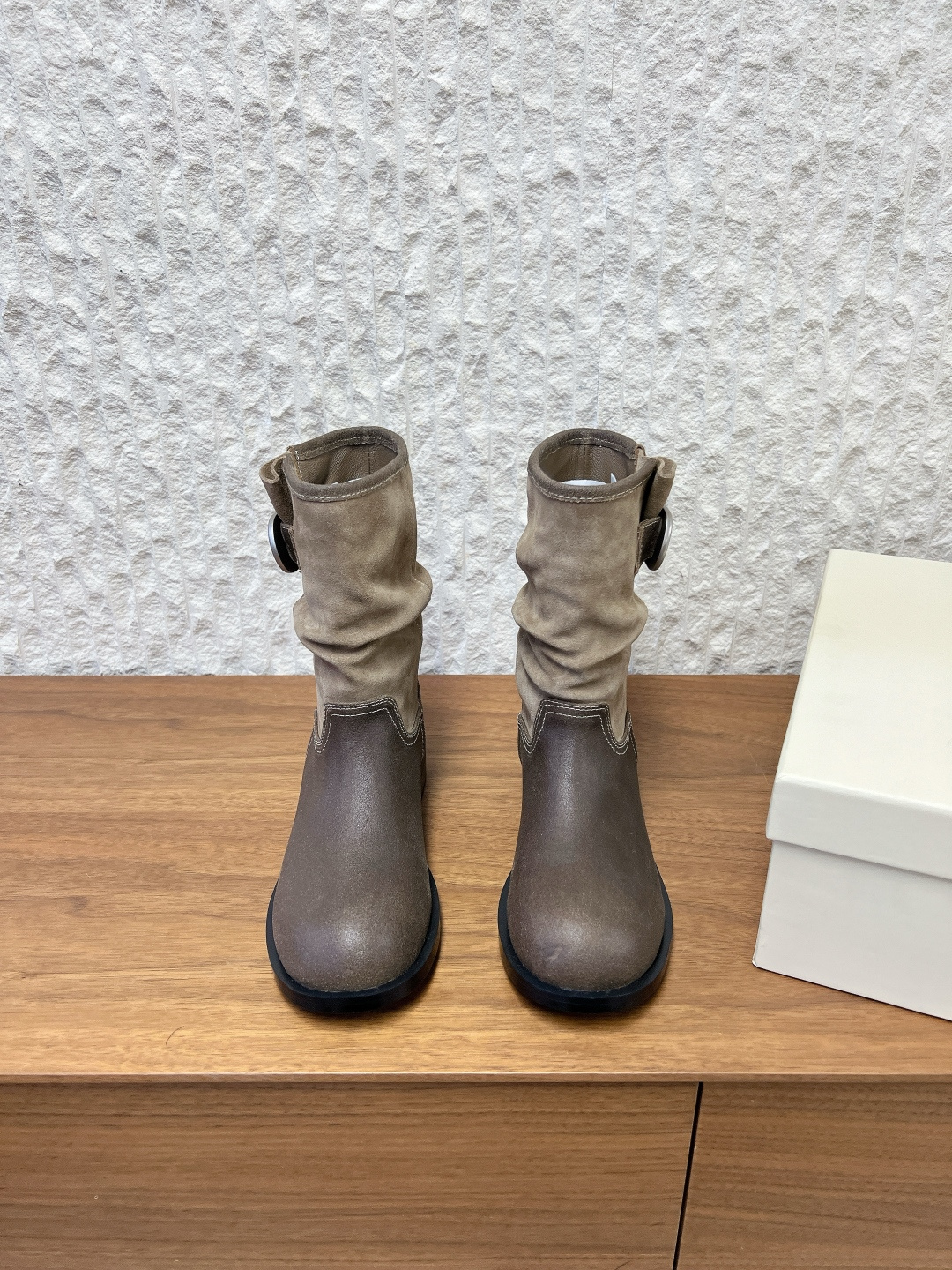 NO:594630,G741 Unfolio, a niche trendy brand, 25ss new style for autumn and winter, buckle pile boots and knight boots. It is called the best-looking pile boots this year. It is without exaggeration, retro and versatile, lazy and simple. This pair of boots is simply the fashion king of autumn and winter. Khaki and dark brown contrast colors. It has a retro accent, pleated design + metal buckle, full of details, and the upper feet are casual and classy. No matter whether it is matched or not, it can be easily worn to give a sense of luxury~  The upper is made of original imported cowhide/cow suede, the lining is sheepskin, and the sole is original custom-made Italian injection molded outsole Size 35-39 (40.41 custom-made, non-returnable), boots, boots, cowhide, sheepskin19860909G741 Unfolio 小众潮牌 25ss秋冬新款 搭扣堆堆靴 骑士靴 称之为今年最好看的堆堆靴,毫不过分,复古百搭,慵懒简约 这双靴简直是秋冬时髦王炸 卡其与深棕撞色 自带复古腔调 褶皱设计+金属扣 细节感拉满 上脚随性又有范儿 不管配还是 都能轻松穿出高级感～ 鞋面采用原版进口牛皮/牛反绒 内里垫脚羊皮 鞋底原版定制意大利注塑大底 Size35-39（40.41订做不退换）,靴子,boots,cowhide,sheepskin,Women's Shoes