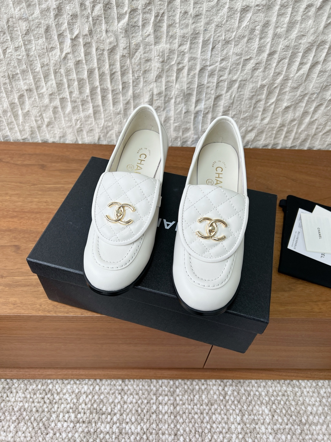 NO:594587,G081 Chanel Xiaoxiang 25B new autumn and winter style bag buckle buckle thick heel loafers bag buckle loafers, high-quality calfskin + classic rhombus pattern, with metal bag buckle, retro and elegant. Three-layer genuine leather sole, hand-stitched, comfortable and durable. British style design, versatile jeans, skirts, suit jackets are OK, suitable for commuting and leisure!  The shoe shape is narrow, it is recommended to choose one size up for more comfort ~ It is very popular in autumn and winter, fashionable and practical, and is one of the hottest items. The fabric is made of original imported calfskin, the lining is sheepskin, the heel height is 6.5cm, the outsole is original custom-made Italian leather outsole, Size35-39 (40.41 custom-made, non-refundable), loafers, chanel, loafers, skirts, jeans, jackets & coats, business  suit,cowhide,sheepskin,leather soles19860909G081 Chanel 小香 25B秋冬新款 书包扣 扣 粗跟 乐福鞋 书包扣乐福鞋,优质小牛皮+经典菱格纹,搭配金属书包扣,复古又优雅. 鞋底三层真皮,手工缝制,穿着舒适耐穿. 英伦风设计,百搭牛仔裤、裙装、西装外套都OK,通勤休闲都能驾驭！ 鞋型偏窄,建议选大一码更舒服～秋冬季节超火,时尚实用,是爆款单品之一. 面料采用原版进口小牛皮 内里垫脚羊皮 跟高6.5cm 大底原版定制意大利真皮大底 Size35-39（40.41定做不退换）,乐福鞋,chanel,loafers,skirts,jeans,jackets & coats,business suit,cowhide,sheepskin,Leather soles,Women's Shoes