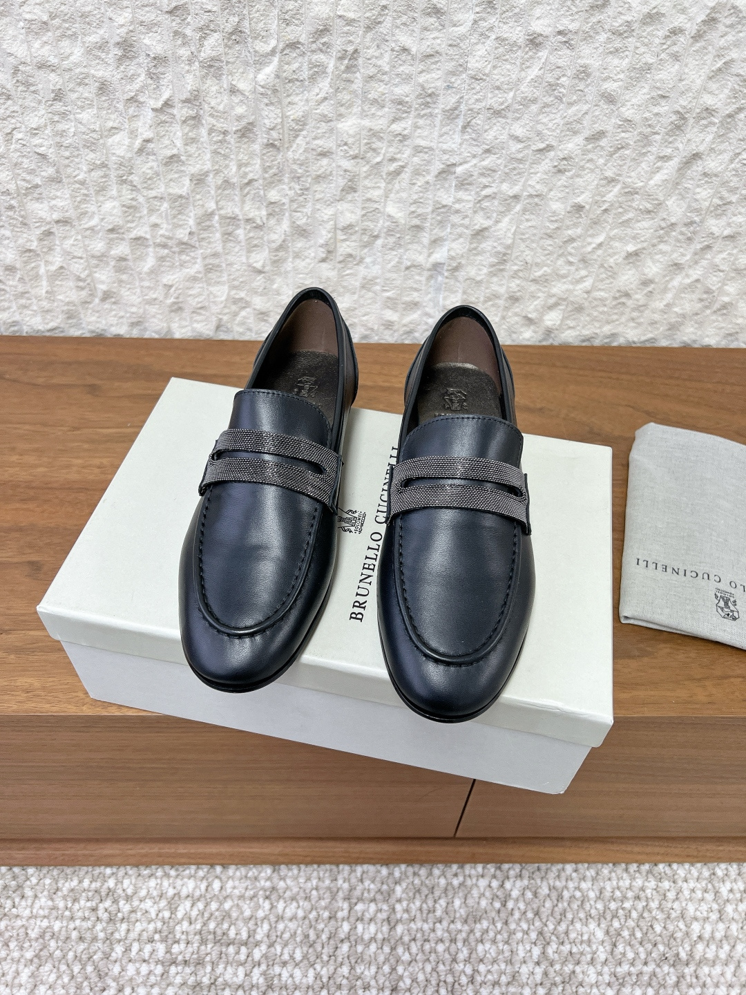 NO:594645,Brunello Cucinelli 25ss new autumn and winter retro loafers and single shoes BC is a well-known Italian brand with minimalist style and handmade bead chain accessories!  Retro and high-end!  Simple and elegant, it is a very attractive style!  The king of advanced jokers, completely irresistible!  The feet feel very good and comfortable!  It looks ordinary, but looks slim and handsome!  Fabric Original custom calfskin fabric/high mercerized smooth suede Sheepskin lining Sole Original custom Italian genuine leather outsole Accessories Original molded custom bead chain Size35-39 (40.41.42 custom-made, non-refundable), loafers, brunello cucinelli, loafers, cowhide, sheepskin, Leather soles19860909Brunello Cucinelli 25ss秋冬新款 复古 乐福鞋 单鞋 BC是意大利知名品牌,极简主义风格,纯手工串联珠链配饰！复古又高级！简约又大气,属于非常耐看的款式！ 高级百搭之王,完全没有抵抗力！脚感很好很舒服！看起来平平无奇,穿起来又瘦又帅！ 面料原版定制小牛皮面料/高丝光牛反毛 内里垫脚羊皮 鞋底原版定制意大利真皮大底 配饰原版开模定制珠链 Size35-39（40.41.42定做不退换）,乐福鞋,brunello cucinelli,loafers,cowhide,sheepskin,Leather soles,Women's Shoes