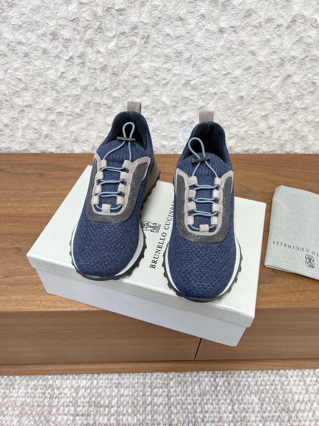 NO:594643,Brunello Cucinelli 25ss new autumn and winter retro casual shoes and sports shoes BC is a well-known Italian brand with minimalist style and handmade bead chain accessories!  Retro and high-end!  Simple and elegant, it is a very attractive style!  The king of advanced jokers, completely irresistible!  The feet feel very good and comfortable!  It looks ordinary, but looks slim and handsome!  Fabric Original custom calfskin fabric/high mercerized smooth cow suede Lining sheepskin Foot soles Original custom Italian leather outsole Accessories Original molded custom bead chain Size35-39 (40.41.42 custom-made non-returnable), casual shoes/sports shoes, brunello cucinelli, sneakers, cowhide, sheepskin, Leather soles19860909Brunello Cucinelli 25ss秋冬新款 复古 休闲鞋 运动鞋 BC是意大利知名品牌,极简主义风格,纯手工串联珠链配饰！复古又高级！简约又大气,属于非常耐看的款式！ 高级百搭之王,完全没有抵抗力！脚感很好很舒服！看起来平平无奇,穿起来又瘦又帅！ 面料原版定制小牛皮面料/高丝光牛反毛 内里垫脚羊皮 鞋底原版定制意大利真皮大底 配饰原版开模定制珠链 Size35-39（40.41.42定做不退换）,休闲鞋/运动鞋,brunello cucinelli,sneakers,cowhide,sheepskin,Leather soles,Women's Shoes