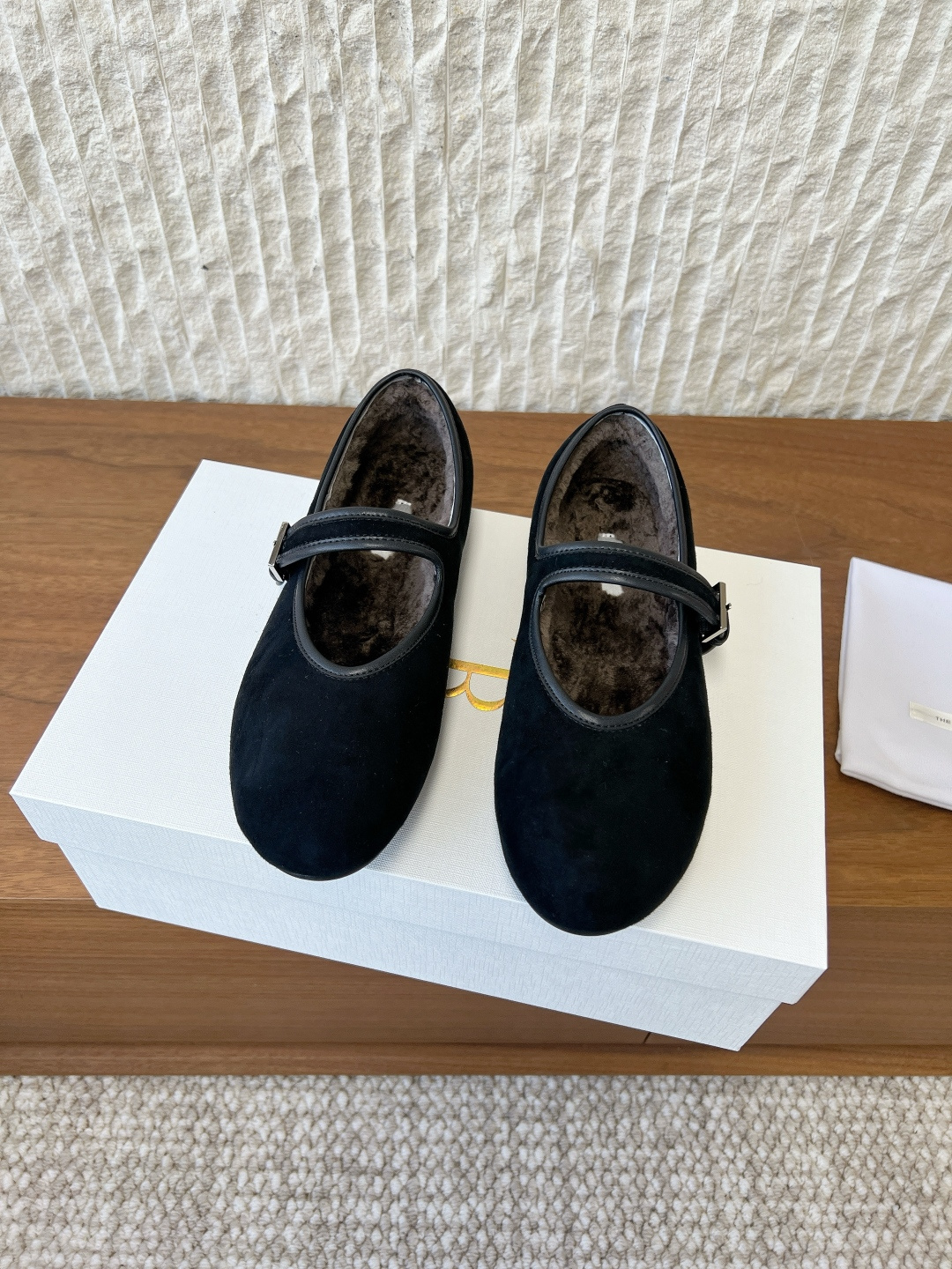 NO:613231,The row niche fashion brand 25ss new autumn and winter minimalist round toe ballet shoes The Row's new season design continues minimalism New Canal slip-on flat shoes Cloud-like soft shoe body combines high-quality texture and ease of wear The shoe shape still uses the simplest tones and tailoring to create the most advanced texture Elegant and comfortable The upper is made of original imported suede shoes The inner insole is made of wool The sole is an original customized Italian leather outsole  Size35-39 (40. Customized, non-refundable), Mary Jane, mary jane, flats, chamois leather, Leather soles19860909The row 小众潮牌 25ss秋冬新款 极简圆头 芭蕾舞 单鞋 The Row新一季的设计延续极简主义 新款 Canal一脚蹬平底鞋 云朵般柔软的鞋体 兼具优质质感与易穿性 鞋型上依旧用最简洁的色调和剪裁做出最高级的质感 优雅舒适 鞋面采用原版进口麂皮鞋 内里鞋垫羊毛 鞋底原版定制意大利真皮大底 Size35-39（40.订做不退换）,玛丽珍,mary jane,flats,chamois leather,Leather soles,Women's Shoes