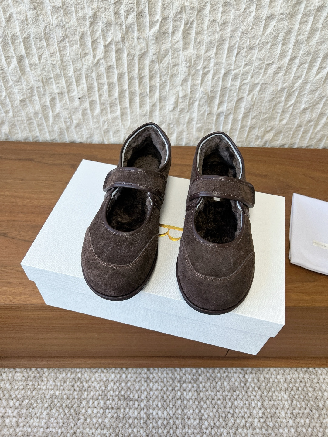 NO:613235,G123 The Row niche trendy brand 25ss autumn and winter new style retro Mary Jane shoes. It is said that these are the most beautiful Mary Jane shoes this year. They have French elegance online, high-end and fashionable, salty or sweet, artistic and elegant!  A piece that can be worn in all seasons, buckle design, easy to wear and good-looking, a global classic by Feng Mo. The soft and delicate sheepskin fabric makes this Mary Jane immediately unique and very textured. The fabric is made of original imported cow suede/cowhide. The lining is wool. Outsole: Original customized rubber outsole Size 35-39 (40 custom made, non-refundable), Mary Jane, mary jane, cowhide, sheepskin19860909G123 The Row 小众潮牌 25ss秋冬新款 复古 玛丽珍 单鞋 据说这是本年度最美丽的玛丽珍奶奶鞋,法式优雅气质在线、高级又时髦,可盐可甜,文艺又气质！ 四季可穿的单品,挂扣设计,好穿又好看,风魔全球经典著作,柔软细腻羊皮面料让这款玛丽珍立马变得与众不同,非常的有质感. 面料采用原版进口牛反绒/牛皮 内里垫脚羊毛 大底: 原版定制橡胶大底 Size35-39 (40定做不退换）,玛丽珍,mary jane,cowhide,sheepskin,Women's Shoes