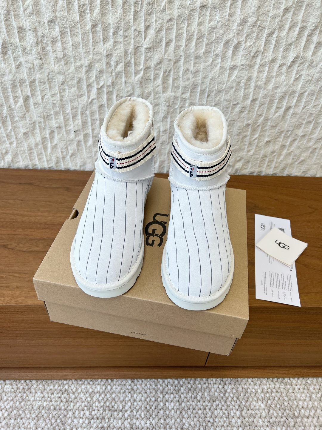 NO:613227,Ugg x Fila, a niche fashion brand, 25ss new autumn and winter thick-soled snow boots, limited edition series, a simple co-branded contrasting design that will not conflict with clothes. Lightweight outsole. The upper is made of custom waterproof cowhide and the lining is made of custom pure wool. A must-have for autumn and winter. It can be used in anything. The upper foot is very comfortable and good-looking... The upper is made of original imported cow suede. The lining is made of wool. The outsole is original custom rubber outsole.  Size35-39 (40 customized, non-refundable), snow boots, boots19860909Ugg x Fila 斐乐 小众潮牌 25ss秋冬新款 厚底 雪地靴 限量款系列,一款不会撞衫的、 简约的联名撞色设计 轻便的大底 鞋面采用定制防水牛猄、内里定制纯羊毛 秋冬季必备款、无论什么都能驾驭 上脚非常舒适好看… 鞋面采用原版进口牛反绒 内里垫脚羊毛 大底原版定制橡胶大底 Size35-39（40定制不退换）,雪地靴,boots,Women's Shoes