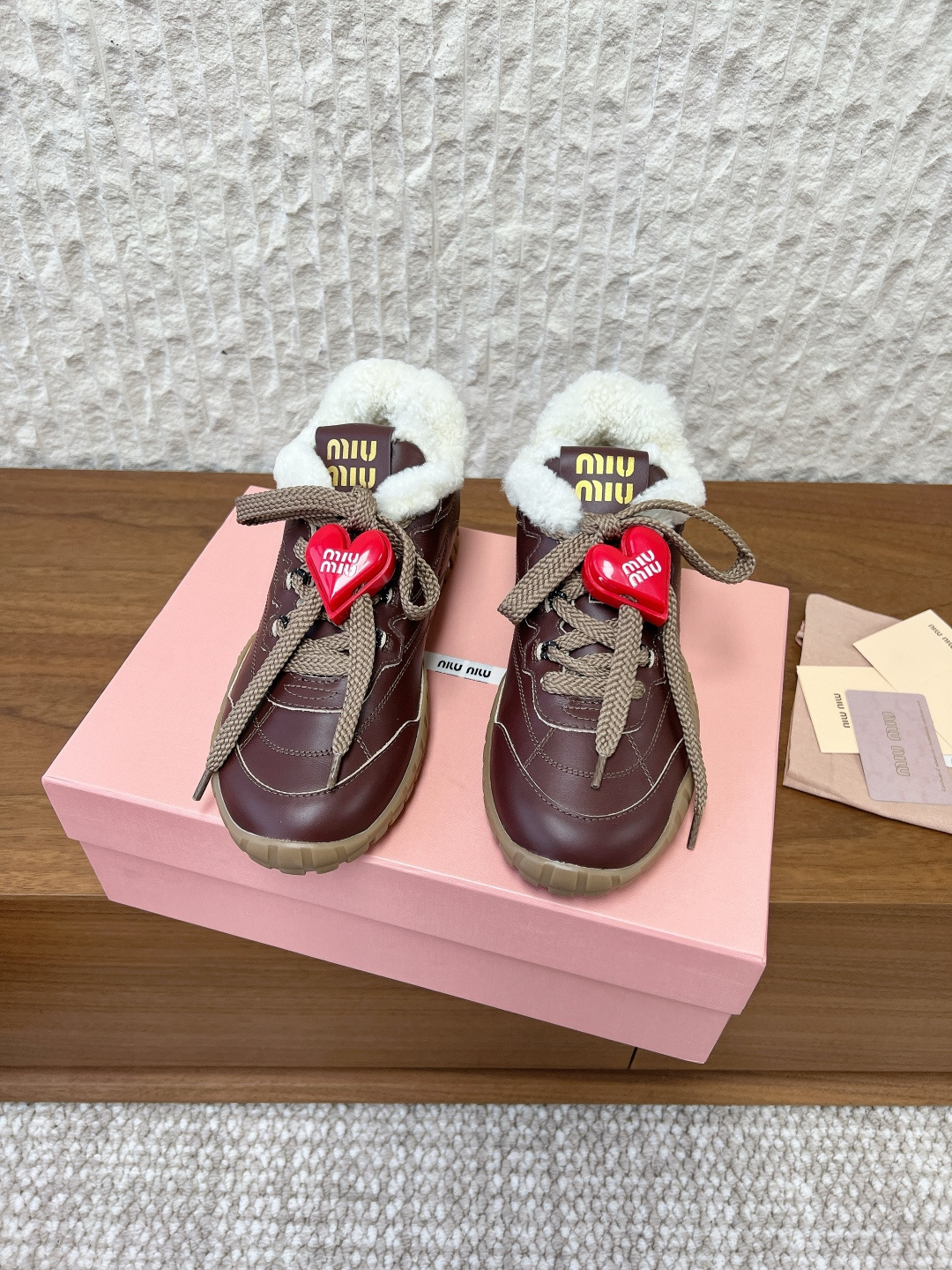 NO:613223,(Button) G039 Miumiu 25ss new autumn and winter casual shoes sports shoes fur slippers 2025 autumn and winter new cotton shoes and fur boots. Close-up of details from the Miu Miu series. The trend elements of the new season. Collide with the concepts you love at the moment and convey modern style~ It looks good no matter how you wear it. It is a favorite of fashionistas this summer. It does not look very comfortable. The upper foot is super comfortable. The fabric is made of original imported cowhide. The lining is wool. The outsole is original customized rubber outsole.  Size 35-39 (40 is custom-made and cannot be returned or exchanged), casual shoes/sports shoes, miumiu, boots, sneakers, slippers, cowhide19860909（扣子）G039  Miumiu 缪缪 25ss秋冬新款 休闲鞋 运动鞋 毛拖鞋2025秋冬新款棉鞋毛毛靴来自Miu Miu系列的细节特写 新季的潮流要素 与此刻挚爱的概念,多元对撞,传达现代风格~ 怎么穿都好看今夏时髦精最爱 看起来不怎么舒服 上脚超级舒服 面料采用原版进口牛皮 内里垫脚羊毛 大底原版定制橡胶大底 码数35-39（40订做不退换）,休闲鞋/运动鞋,miumiu,boots,sneakers,slippers,cowhide,Women's Shoes