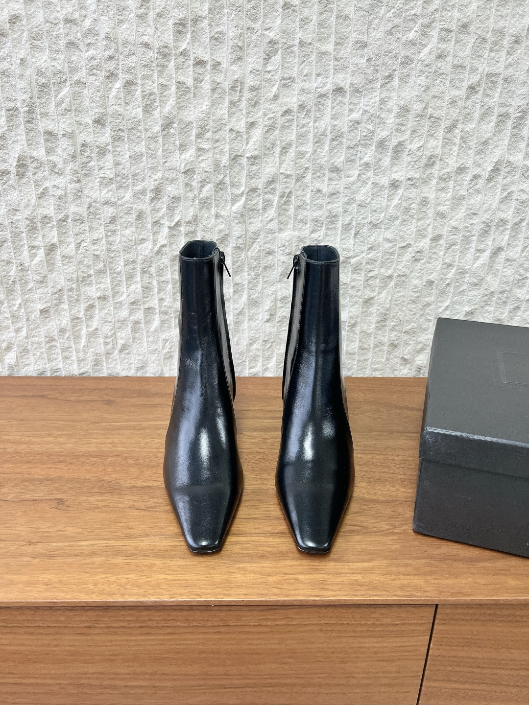 NO:613219,G731 Saint Laurent 25ss autumn and winter new style, side zipper, thick heel, short boots, ankle boots, with square pointed toe and tapered thick heel, decorated with LE CASSANDRE on the inside, side zipper opening and closing design. The whole shoe is very simple and elegant~ The small square toe is more refined and fashionable. You can see that the side of our boots is designed according to the curvature of the human leg~ The upper feet are very delicate and not attractive~  Lengthens the legs ~ Suitable for various occasions ~ A must-have item for autumn and winter!  The upper is made of original imported cowhide, the lining is sheepskin, the heel height is 7.5cm, the sole is original custom-made Italian leather outsole, Size35-39 (40.41 custom-made, non-refundable), boots, saint laurent, saint laurent, boots, cowhide, sheepskin, Leather soles19860909G731 Saint Laurent 圣罗兰 25ss秋冬新款  侧拉链 粗跟 短靴 及踝靴,搭配方形尖鞋头和锥形粗跟,内侧饰以LE CASSANDRE,侧面拉链开合设计. 整个鞋非常的简约大气～ 小方头更加的精致时髦可以看到我们靴子侧面是按照人体腿型设计出来的弧度～ 上脚非常秀气好看不挑人～ 拉长腿型～适合各种场合搭配～秋冬穿搭必备单品！ 鞋面采用原版进口牛皮 内里垫脚羊皮 跟高7.5cm 鞋底原版定制意大利真皮大底 Size35-39（40.41定做不退换）,靴子,saint laurent,saint laurent,boots,cowhide,sheepskin,Leather soles,Women's Shoes