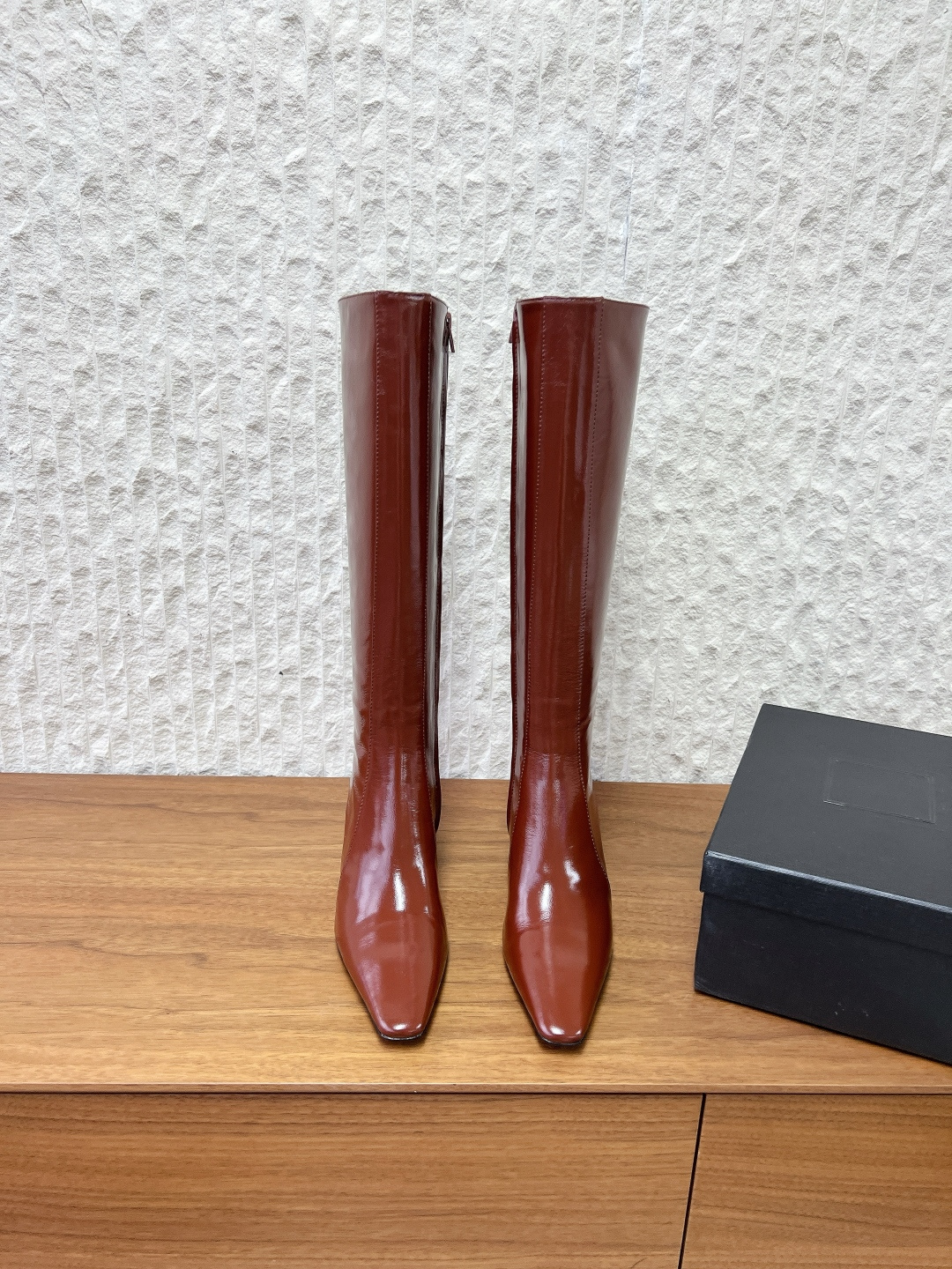 NO:613263,G731 Saint Laurent 25ss autumn and winter new style, side zipper, thick heel, long boots, ankle boots, with square pointed toe and tapered thick heel, decorated with LE CASSANDRE on the inside, side zipper opening and closing design. The whole shoe is very simple and elegant~ The small square toe is more refined and fashionable. You can see that the side of our boots is designed according to the curvature of the human leg~ The upper feet are very delicate and not attractive~  Lengthens the legs ~ Suitable for various occasions ~ A must-have item for autumn and winter!  The upper is made of original imported cowhide, the lining is sheepskin, the heel height is 7.5cm, the sole is original custom-made Italian leather outsole, Size35-39 (40.41 custom-made, non-refundable), boots, saint laurent, saint laurent, boots, cowhide, sheepskin, Leather soles19860909G731 Saint Laurent 圣罗兰 25ss秋冬新款  侧拉链 粗跟 长靴 及踝靴,搭配方形尖鞋头和锥形粗跟,内侧饰以LE CASSANDRE,侧面拉链开合设计. 整个鞋非常的简约大气～ 小方头更加的精致时髦可以看到我们靴子侧面是按照人体腿型设计出来的弧度～ 上脚非常秀气好看不挑人～ 拉长腿型～适合各种场合搭配～秋冬穿搭必备单品！ 鞋面采用原版进口牛皮 内里垫脚羊皮 跟高7.5cm 鞋底原版定制意大利真皮大底 Size35-39（40.41定做不退换）,靴子,saint laurent,saint laurent,boots,cowhide,sheepskin,Leather soles,Women's Shoes