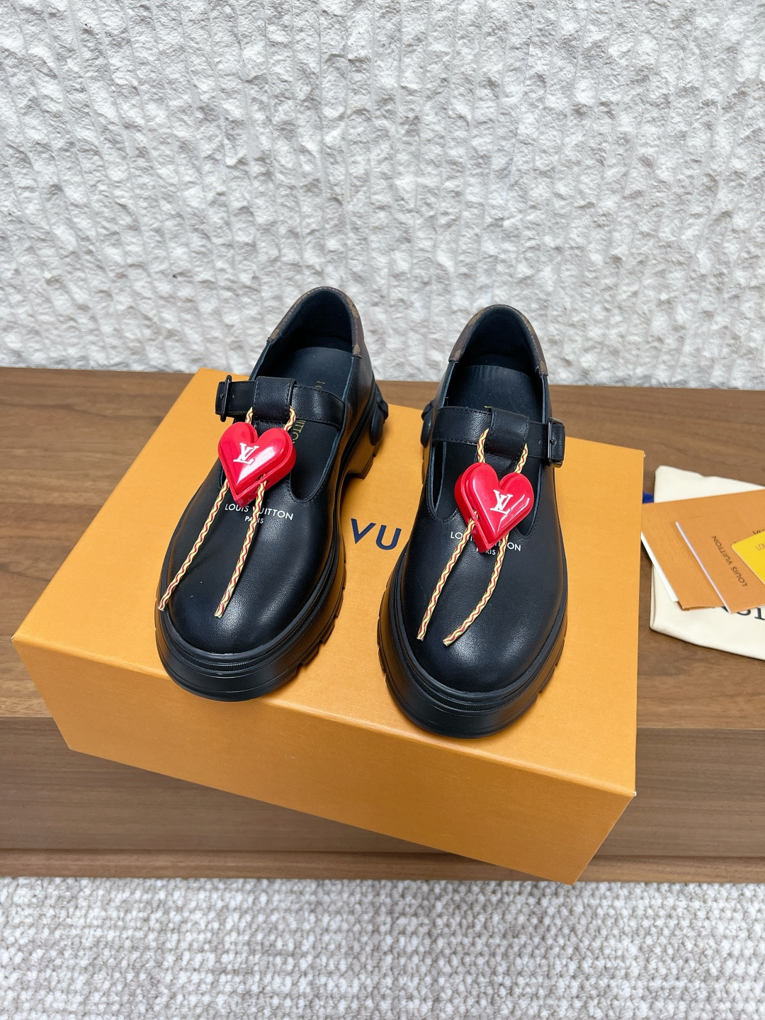 NO:613251,(Button) G039 Louis Vuitton Louis Vuitton 26ss early spring new Mary Jane T-strap small leather shoes loafers This LV Squad Mary Jane shoe is made of smooth cow leather to present a trendy style that combines strength and softness. The upper and outsole are decorated with Monogram canvas and Louis Vuitton hard case handle elements respectively. The silhouette can be tightened by a leather-covered buckle. The upper is made of original imported cowhide and the lining is made of cowhide.  Original customized TPU rubber outsole Size: 35-39 (40. Customized, non-refundable), loafers, louis vuitton, louis vuitton, louis vuitton, loafers, mary jane, cowhide19860909（扣子）G039  Louis Vuitton 路易威登 26ss早春新款 玛丽珍 T字带 小皮鞋 乐福鞋 本款 LV Squad 玛丽珍鞋选用光滑牛皮革呈现刚柔并济的潮流风姿 为鞋面和外底分别点缀Monogram 帆布和路易威登硬箱手柄元素. 可通过皮革包覆的搭扣收束廓形. 鞋面采用原版进口牛皮 内里垫脚牛皮 鞋底原版定制TPU橡胶大底 Size: 35-39（40.定做不退换）,乐福鞋,louis vuitton,louis vuitton,louis vuitton,loafers,mary jane,cowhide,Women's Shoes