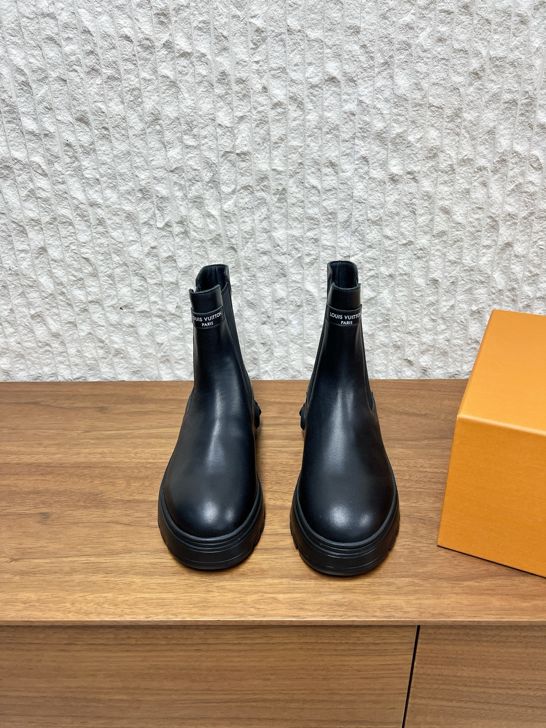 NO:613239,G039 Louis Vuitton Louis Vuitton 25ss new autumn and winter Chelsea elastic elastic band ankle boots short boots This LV Squad Chelsea uses smooth cow leather to present a trendy style that combines strength and softness. The upper and outsole are decorated with Monogram canvas and Louis Vuitton hard case handle elements respectively. The silhouette can be tightened by a leather-covered buckle. The upper is made of original imported cowhide, the lining is cowhide, and the heel height is 5cm.  Original customized TPU rubber outsole, size 35-39 (40. Customized, non-refundable), boots, louis vuitton, louis vuitton, louis vuitton, boots, cowhide19860909G039 Louis vuiteeon 路易威登 25ss秋冬新款 切尔西 弹力松紧带 及踝靴 短靴 本款 LV Squad 切尔西选用光滑牛皮革呈现刚柔并济的潮流风姿 为鞋面和外底分别点缀Monogram 帆布和路易威登硬箱手柄元素. 可通过皮革包覆的搭扣收束廓形. 鞋面采用原版进口牛皮 内里垫脚牛皮 跟高5cm 鞋底原版定制TPU橡胶大底 码数35-39（40.定做不退换）,靴子,louis vuitton,louis vuitton,louis vuitton,boots,cowhide,Women's Shoes