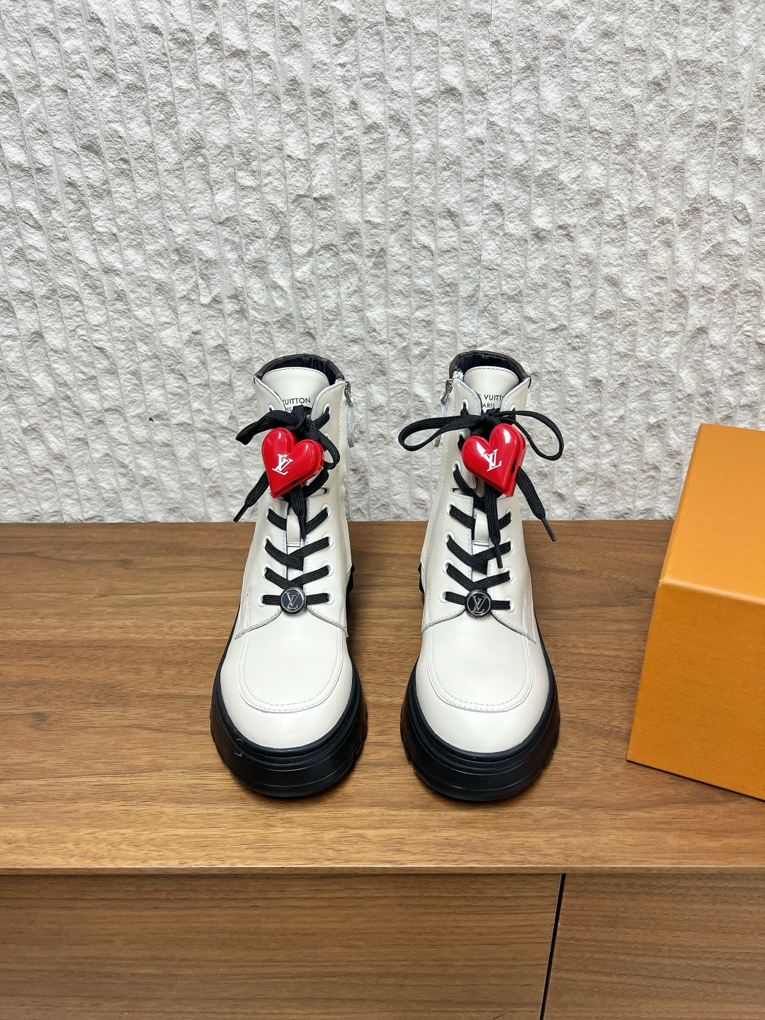 NO:613245,(Button) G039 Louis Vuitton Louis Vuitton 25ss new autumn and winter ankle boots Lace-up thick sole Side zipper Martin boots This District Ranger ankle boot carries military inspiration and travel heritage. The soft cow leather upper is embellished with metal chains and a luggage tag-shaped pendant made of Monogram canvas. The EVA outsole has fine ridges, thick yet light. The upper is made of original imported cowhide old flower leather and the lining is sheepskin.  Original custom-made combination rubber outsole, size 35-39 (40. Customized, non-refundable), boots, louis vuitton, louis vuitton, boots, cowhide, sheepskin19860909（扣子）G039 Louis vuitton 路易威登 25ss秋冬新款 及踝靴 系带厚底 侧拉链 马丁靴 本款District Ranger及踝靴承载军旅灵感和的旅行传承 为舒软牛皮革鞋面点缀金属链条和Monogram帆布制成的行李牌形状挂饰. EVA 外底拥有细致凸纹,厚实而不失轻盈. 鞋面采用原版进口牛皮老花皮 内里垫脚羊皮 鞋底原版定制组合橡胶大底 码数35-39（40.定做不退换）,靴子,louis vuitton,louis vuitton,boots,cowhide,sheepskin,Women's Shoes