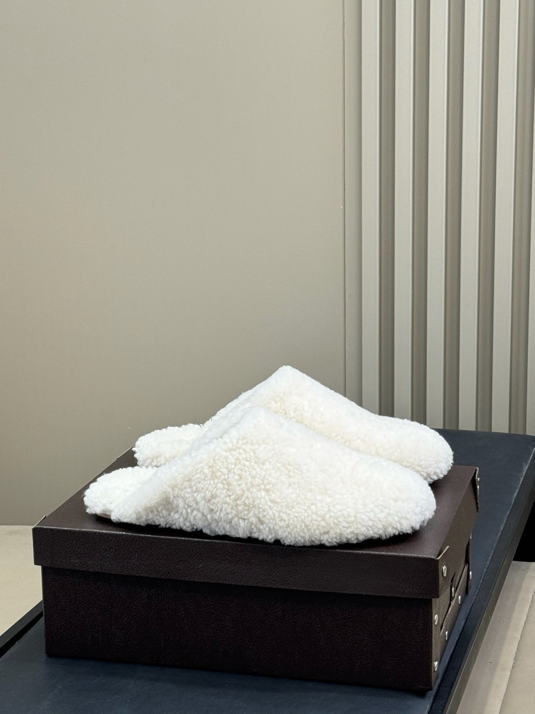 NO:613207,G101 alaia fw25 new arrival～ alaia～ 25 autumn and winter new lamb wool Mary Jane, soft and comfortable, the most important thing is so beautiful, a must-have item, size 35-41, half-shoes, alaia, mary jane19860909G101 alaia fw25 new arrival～ 阿莱～ 25秋冬 羔羊毛玛丽珍新品 柔软舒适,关键还这么好看 必入单品哦 size 35-41,半拖毛毛鞋,alaia,mary jane,Women's Shoes