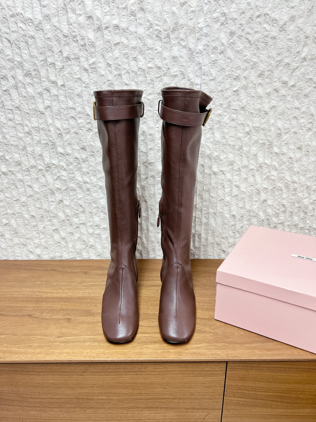 NO:616273,G101 Miumiu 25ss new autumn and winter elastic boots and long boots. Full of high-end temperament. Paired with pointed toes, it is simply heavenly food. This model does not choose the shape of the foot. At the same time, the more you look at it, the more tasteful it is. The upper foot will also be more elegant and proportional. The wearability and matching rate are quite high. The upper is made of original imported cowhide. The inner lining is cowhide. The sole is original custom-made Italian leather outsole. The heel height is 5.5cm.  Size 35-39 (40.41.42 customized, non-returnable), boots, miumiu, boots, cowhide, Leather soles19860909G101 Miumiu 缪缪 25ss秋冬新款 弹力靴 长靴 满满的高级气质 搭配上尖头简直就是天菜 这款不挑脚型驾驭的同时,越看越有味道 上脚也会更显优雅气质更衬比例,实穿性和搭配率都蛮高 鞋面采用原版进口牛皮 内里垫脚牛皮 鞋底原版定制意大利真皮大底 跟高5.5cm 码数35-39（40.41.42定做不退换）,靴子,miumiu,boots,cowhide,Leather soles,Women's Shoes