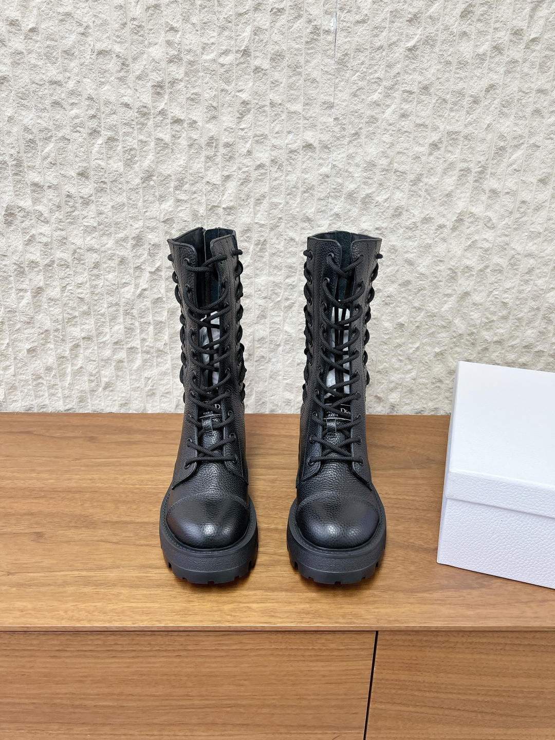 NO:616276,G637 Dior 25ss new style for autumn and winter, lace-up Martin boots and short boots, showing the charm of high-end customization. Black rubber-effect cow leather barrel design. Silver zipper decoration on the side to enhance the style. Paired with thick and light notched soles to add luster to this season's casual style. The upper is made of original imported calfskin. The lining is calfskin. The heel height is 4.5cm. The sole is original custom-made Eva ultra-light rubber outsole.  Size 35-39 (40 is custom-made and cannot be returned or exchanged), boots, dior, dior, boots, cowhide19860909G637 Dior 迪奥 25ss秋冬新款 系带马丁靴 短靴 彰显高订魅力 黑色橡胶效果牛皮革筒形设计 侧面饰以银色拉链饰面提升格调 搭配厚实而轻盈的凹口鞋底 可为本季休闲造型增光添彩 鞋面采用原版进口小牛皮 内里垫脚牛皮 跟高4.5cm 鞋底原版定制开Eva超轻橡胶大底 码数35-39（40定做不退换）,靴子,dior,dior,boots,cowhide,Women's Shoes