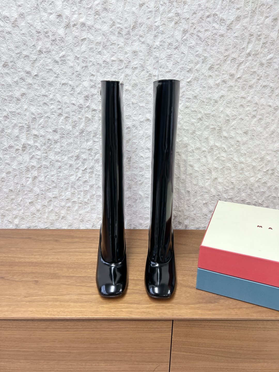 NO:616282,G111 Marni Mani 25ss new autumn and winter thick heel high heel boots. The shoe shape is long and fits the calf line. It is matched with a thick heel to enhance the aura while ensuring a certain stability. The shoe body has metal buckle details, which adds sophistication and design highlights to the overall shape. The round toe design not only modifies the foot shape, but also increases the comfort of wearing.  Paired with gray suit pants, a white shirt, and a black windbreaker, it not only shows a sense of professional sophistication, but also breaks the monotony of commuting wear because of the fashionable design of the shoes, which is suitable for working women to create a personalized commuting look. The upper is made of original imported open-edge beaded cowhide, the inner padding sheepskin outsole, the original custom-made leather outsole Size35-40 (40 custom made, non-returnable), boots, marni, boots, shirts, business suit, cowhide, sheepskin, Leather soles19860909G111 Marni 玛尼 25ss秋冬新款 粗跟 高跟 长筒靴 鞋型为长筒设计,贴合小腿线条 搭配粗跟,提升气场的同时保证了一定的稳定性 鞋身带有金属扣饰细节,为整体造型增添精致感与设计亮点 圆头设计在修饰脚型的同时,增加了穿着的舒适度. 搭配灰色西装裤和白色衬衫,外搭黑色风衣,既展现职业的干练感,又因鞋子的时尚设计打破通勤穿搭的单调,适合职场女性打造个性通勤造型. 鞋面采用原版进口开边珠牛皮 内里垫脚羊皮 大底原版定制真皮大底 Size35-40（40订做不退换）,靴子,marni,boots,shirts,business suit,cowhide,sheepskin,Leather soles,Women's Shoes