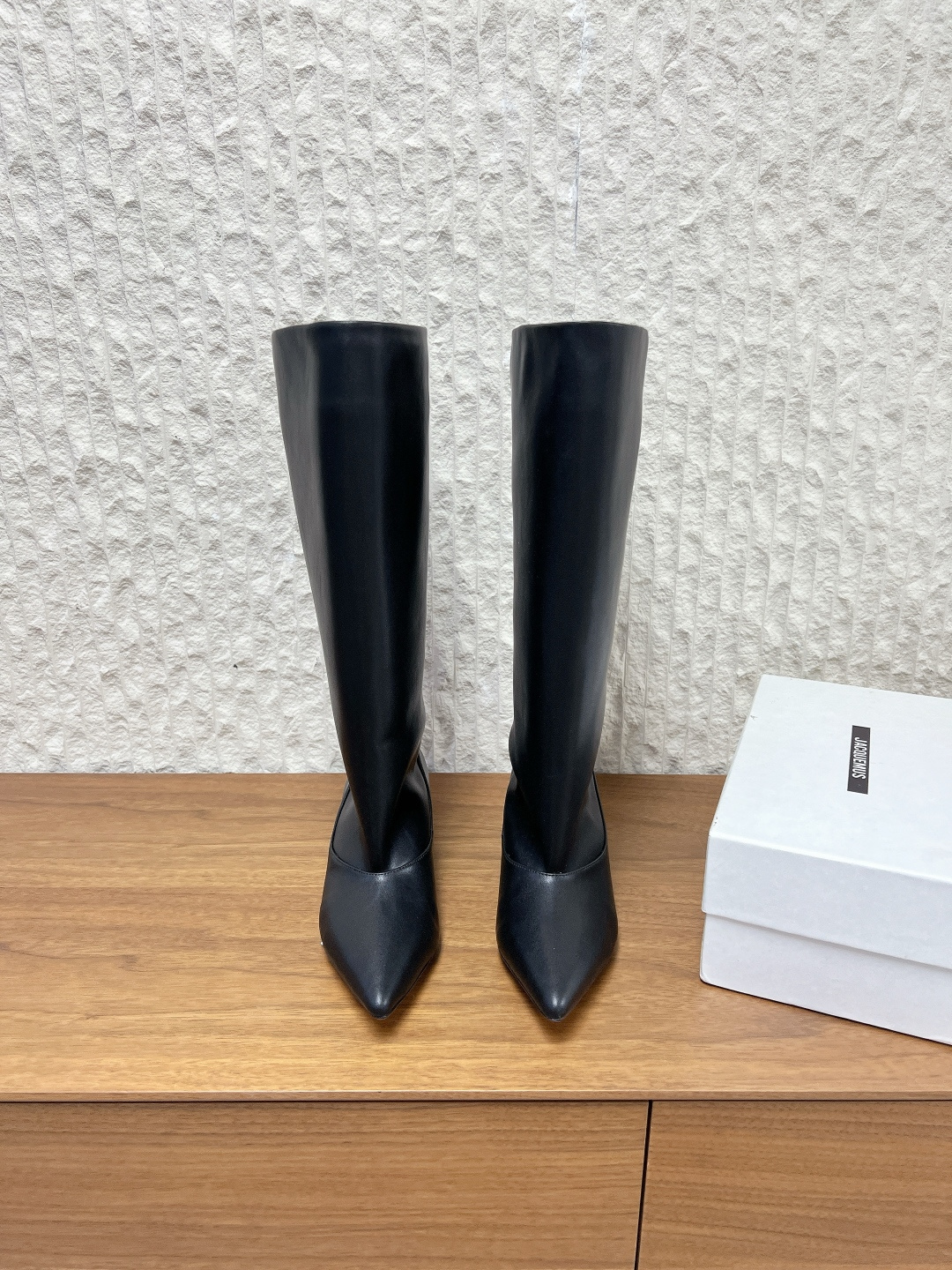 NO:616290,G741 Jacquemus niche trendy brand 25ss new autumn and winter style splicing pointed toe cat heel long boots wide boots The suede material is soft and textured, while the snake grain leather adds a sense of wildness and luxury. The splicing process of the two materials is exquisite, and the color transition is natural, which enhances the layering of the overall design. The pointed toe is neat and elegant, and the slender heel enhances the female elegance. The mid-calf boot shape can be well connected with trousers or skirts, and can be worn in a wide range of scenarios.  Pair it with high-waisted denim wide-leg pants, florals, and a short leather piece to create a retro and casual casual style. Choose beige or brown and match it with knitting of the same color to highlight the gentle and mature feminine charm. The upper is made of original imported cowhide suede, the lining is sheepskin, the heel height is 5cm, and the sole is original custom-made Italian leather outsole.  Size 35-39 (40.41 customized, non-refundable), boots, boots, skirts, cowhide, sheepskin, chamois leather, Leather soles19860909G741 Jacquemus 小众潮牌 25ss秋冬新款 拼接 尖头 猫跟 长靴 宽筒靴 麂皮材质柔软有质感,蛇纹皮革则增添野性与高级感,两种材质的拼接工艺精细,色彩过渡自然,提升整体设计的层次感.尖头鞋头利落大气,细跟增强女性优雅气质,中筒靴型能很好地衔接裤装或裙装,穿着场景广泛. 与高腰牛仔阔腿裤、碎花搭配,外搭一件短款皮,打造复古又随性的休闲风格.选择米色或棕色款,搭配同色系的针织,凸显温柔轻熟的女性魅力. 鞋面采用原版进口牛皮牛反绒 内里垫脚羊皮 跟高5cm 鞋底原版定制意大利真皮大底 码数35-39（40.41定做不退换）,靴子,boots,skirts,cowhide,sheepskin,chamois leather,Leather soles,Women's Shoes